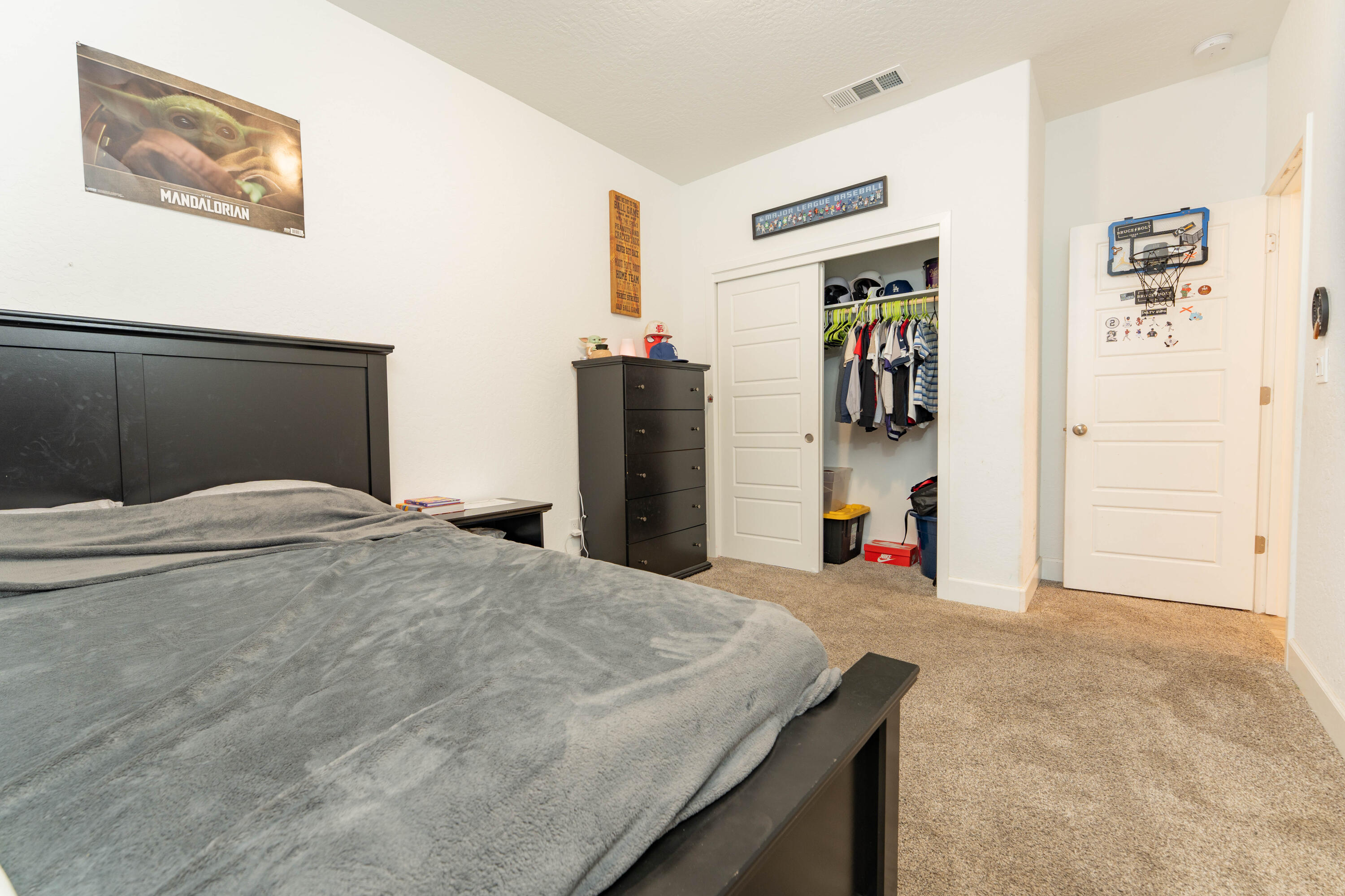 2608 W Heather Ln, Hanford, CA 93230