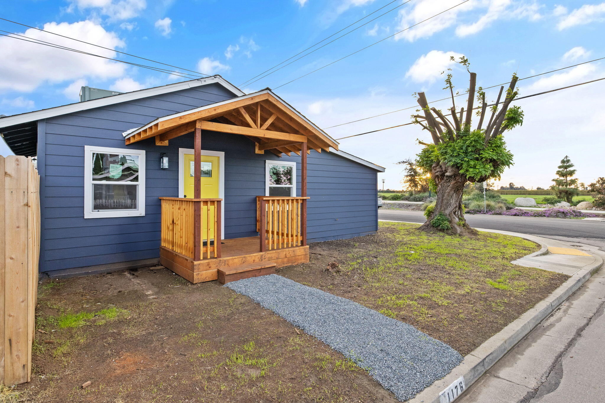 1175 W Maple St, Exeter, CA 93221