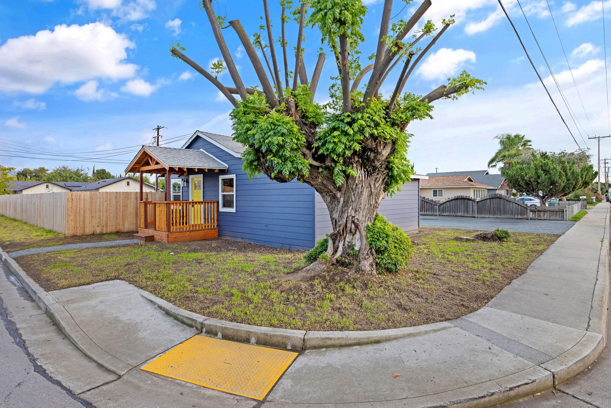 1175 W Maple St, Exeter, CA 93221