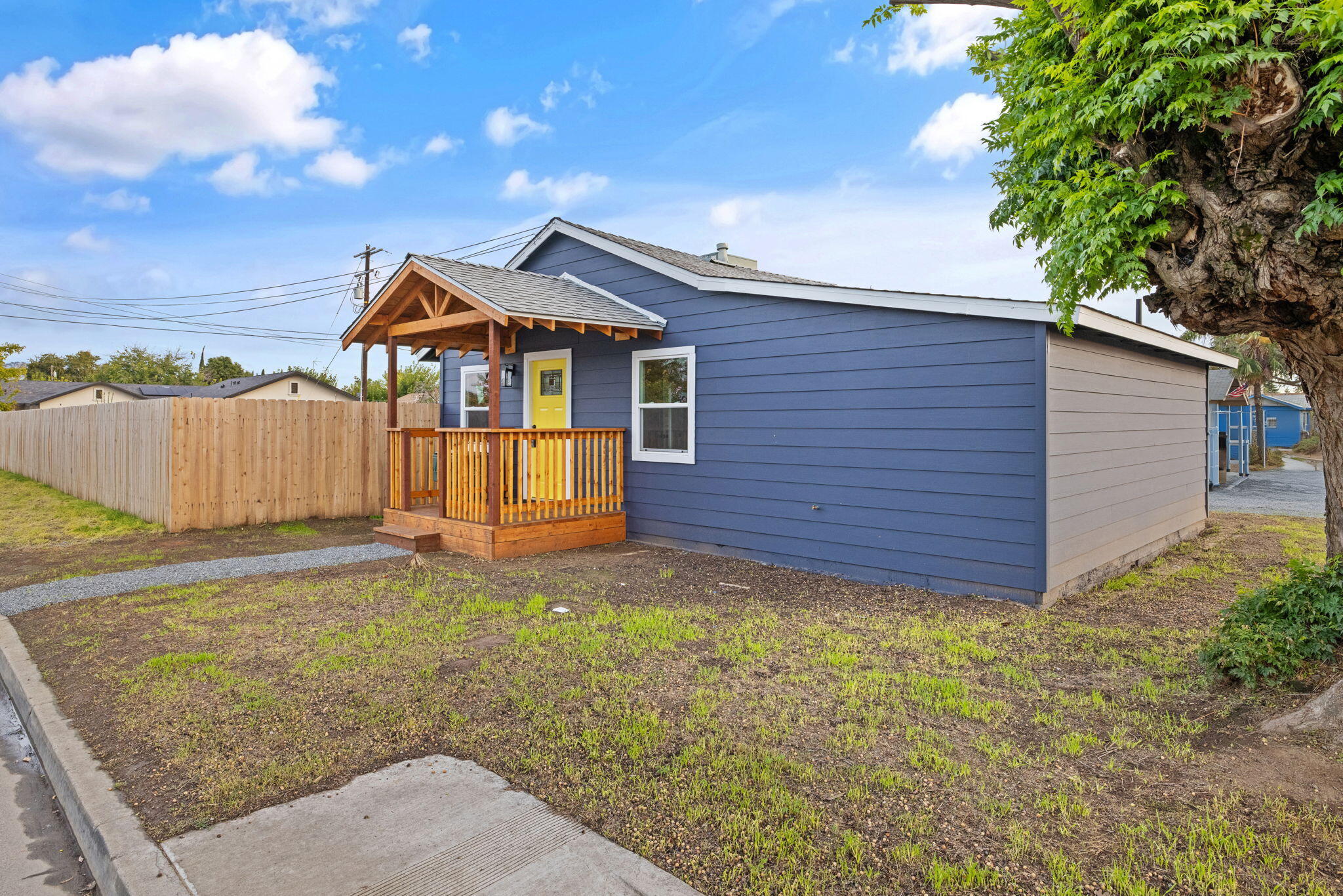 1175 W Maple St, Exeter, CA 93221