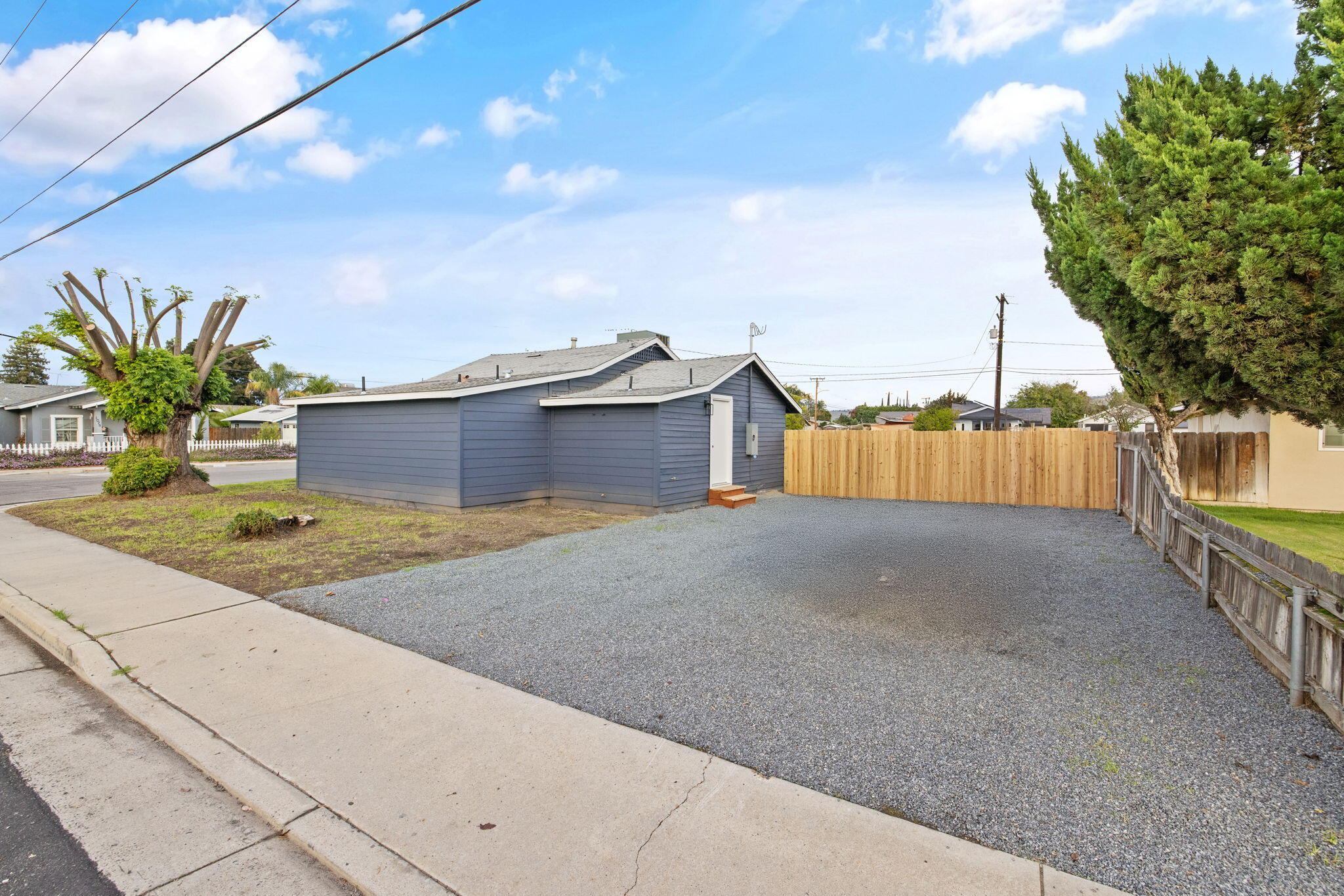 1175 W Maple St, Exeter, CA 93221