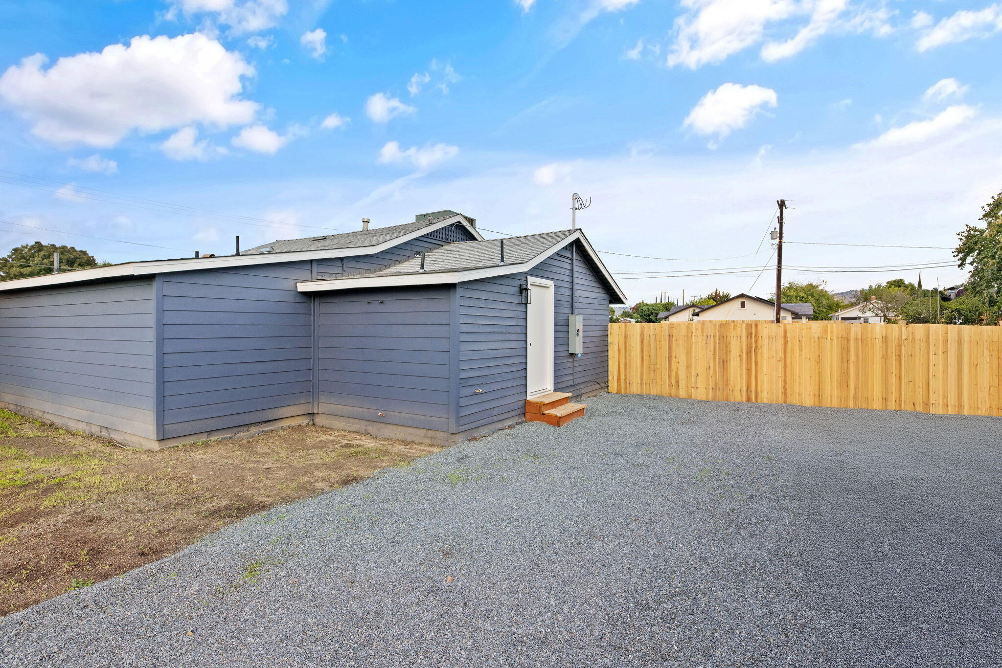 1175 W Maple St, Exeter, CA 93221