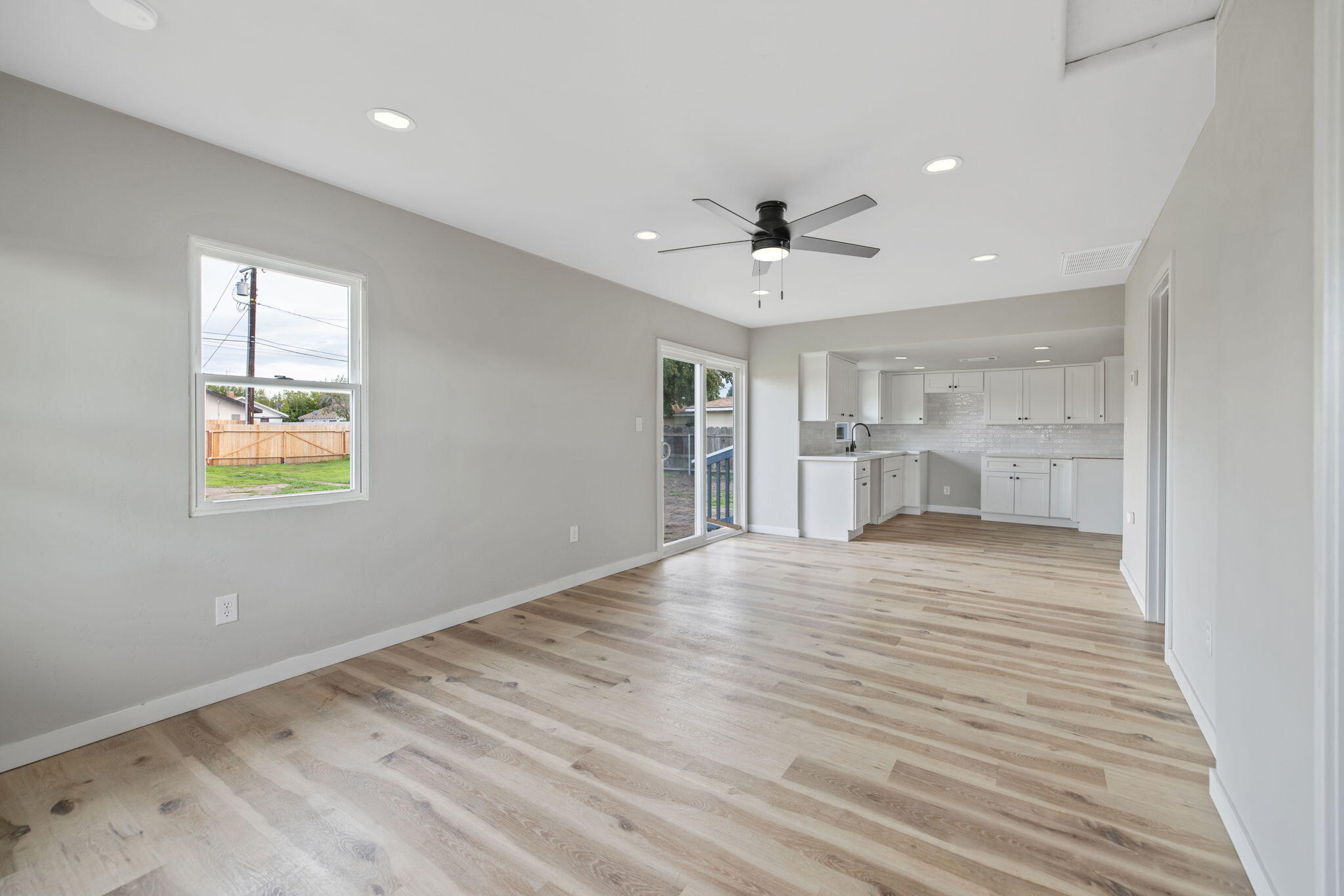 1175 W Maple St, Exeter, CA 93221