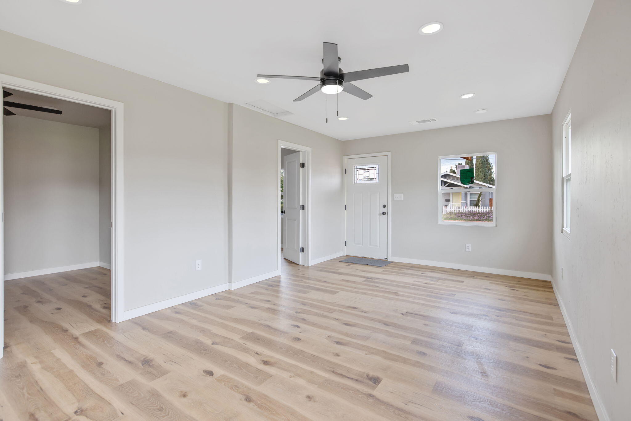 1175 W Maple St, Exeter, CA 93221