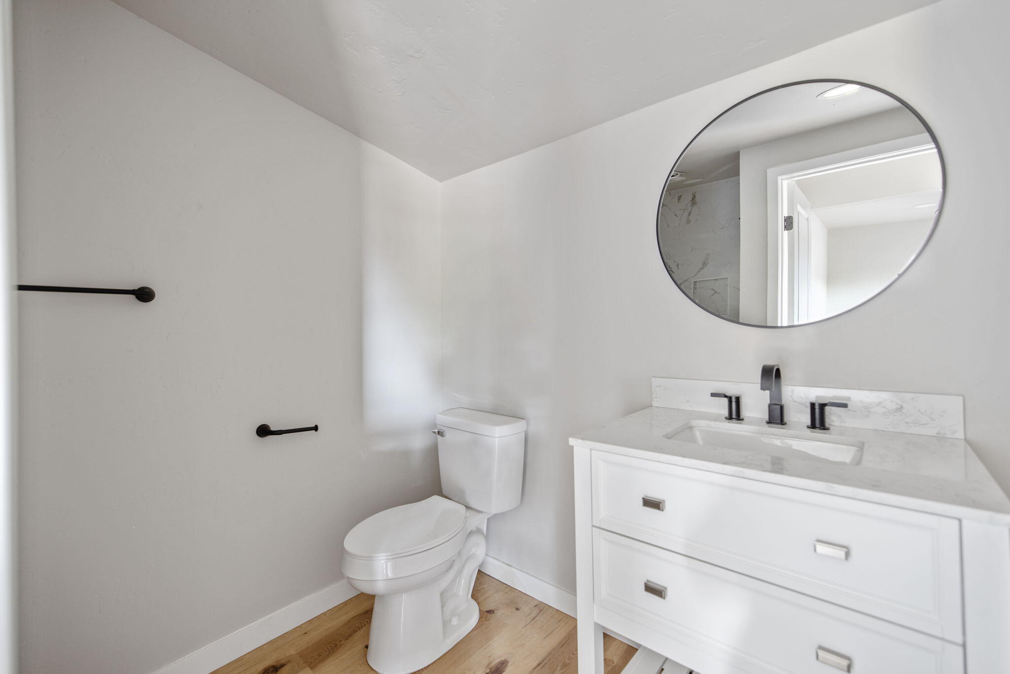 1175 W Maple St, Exeter, CA 93221