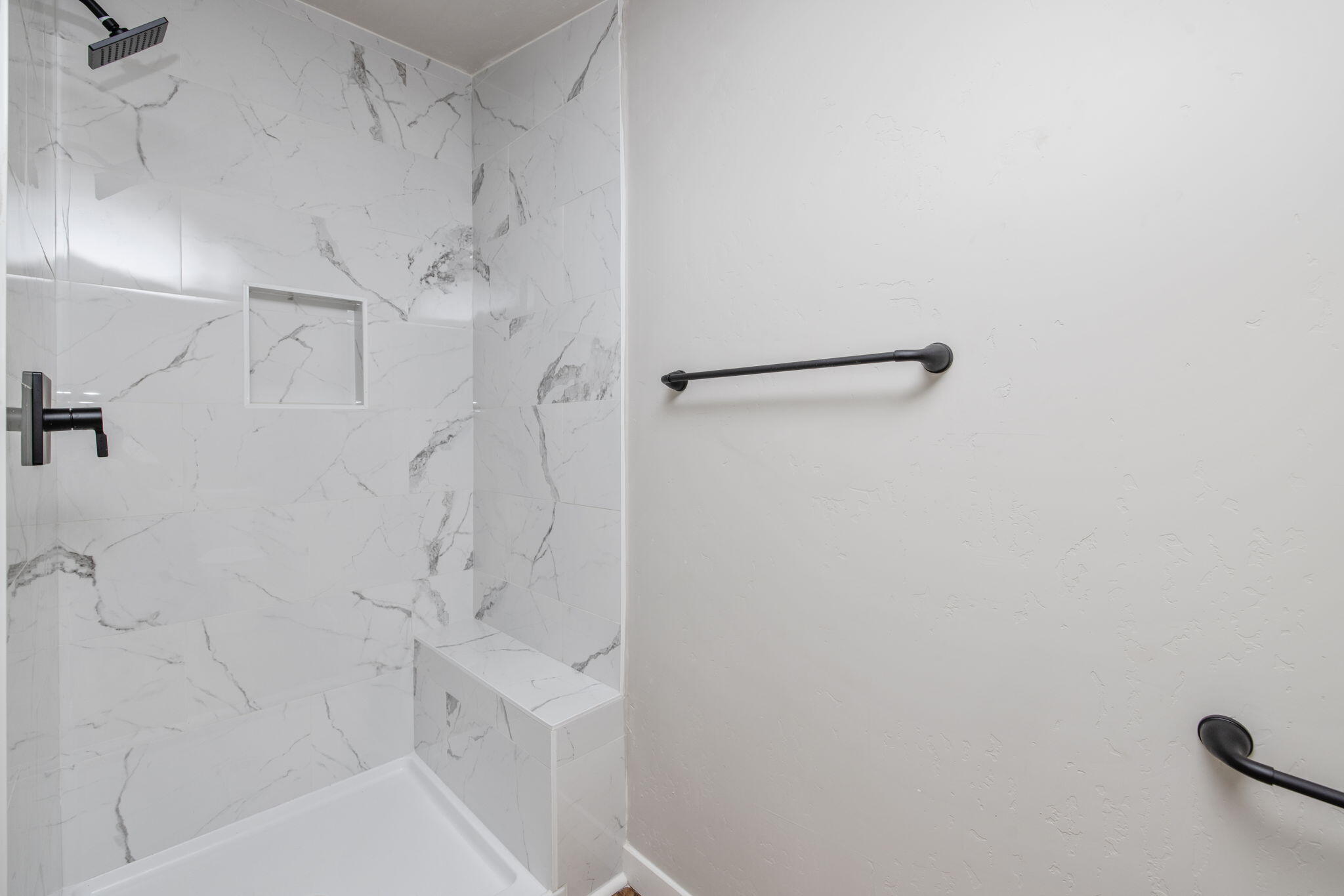 1175 W Maple St, Exeter, CA 93221