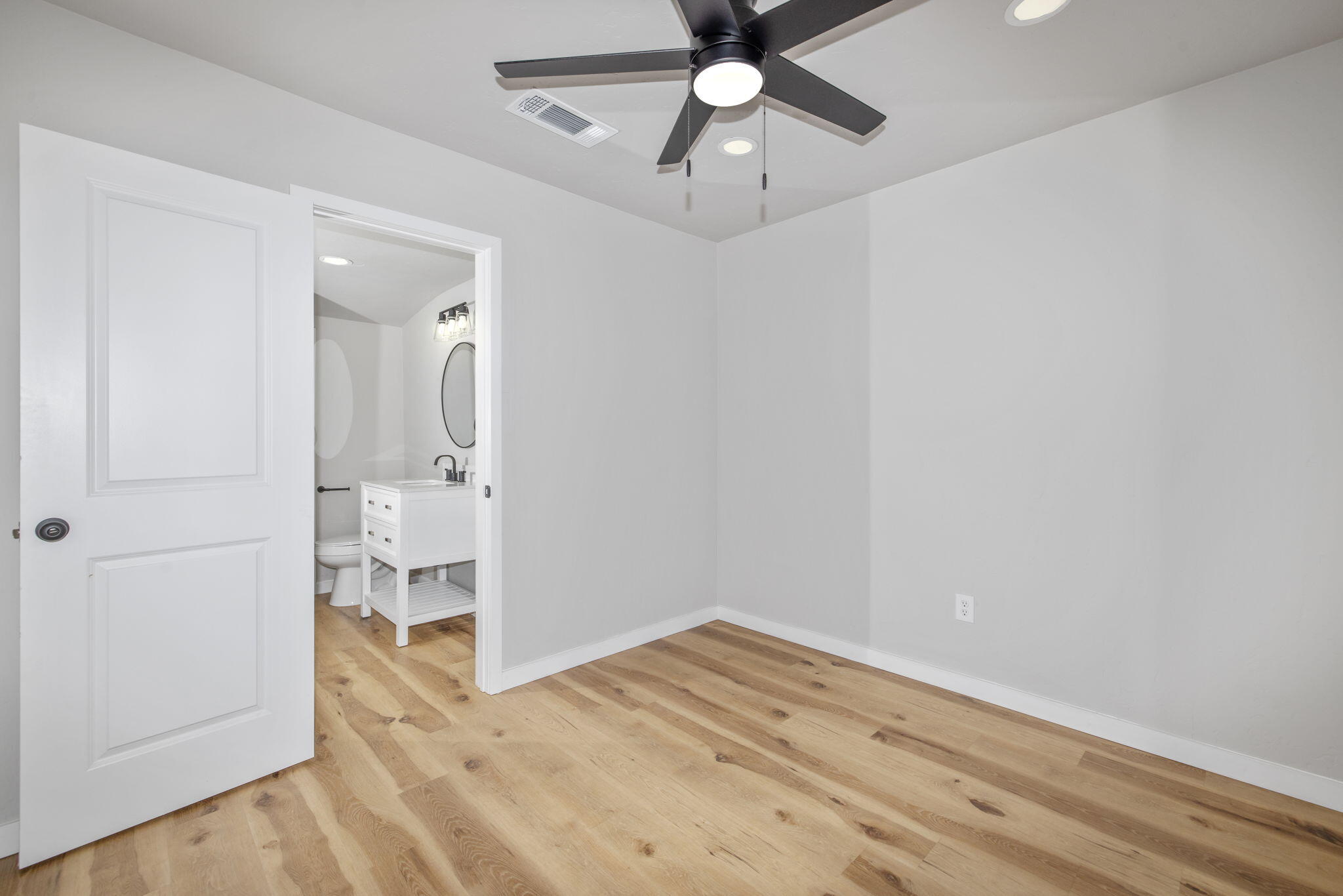 1175 W Maple St, Exeter, CA 93221