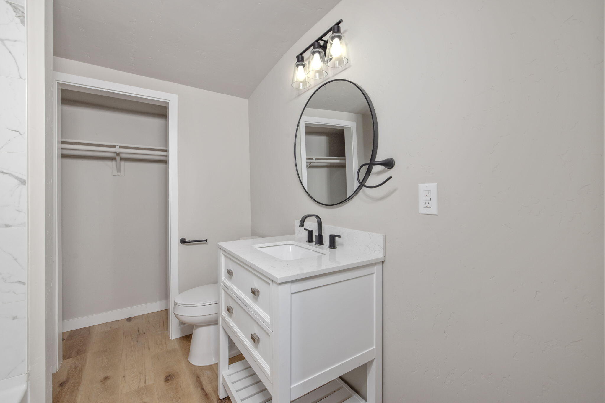 1175 W Maple St, Exeter, CA 93221