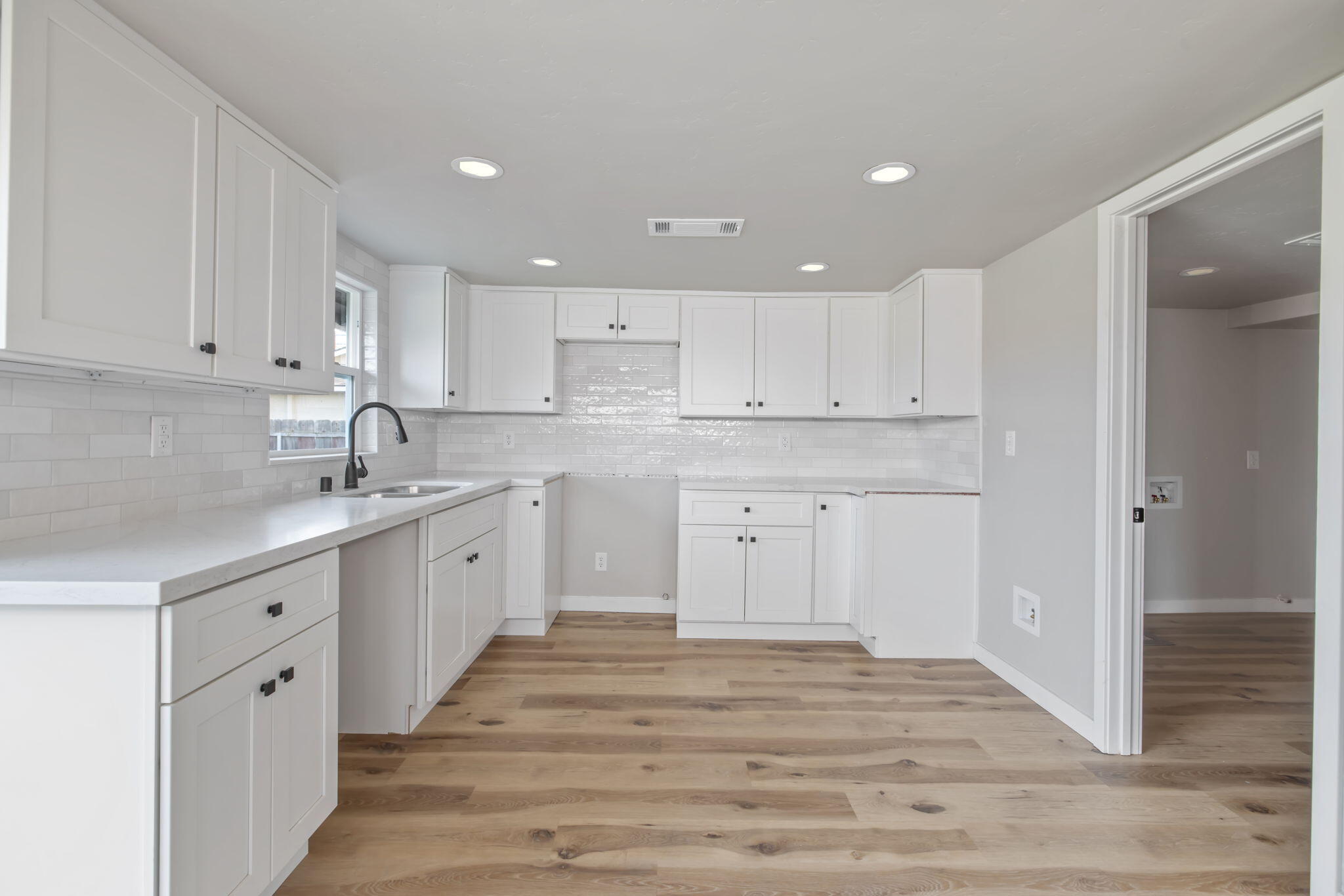 1175 W Maple St, Exeter, CA 93221