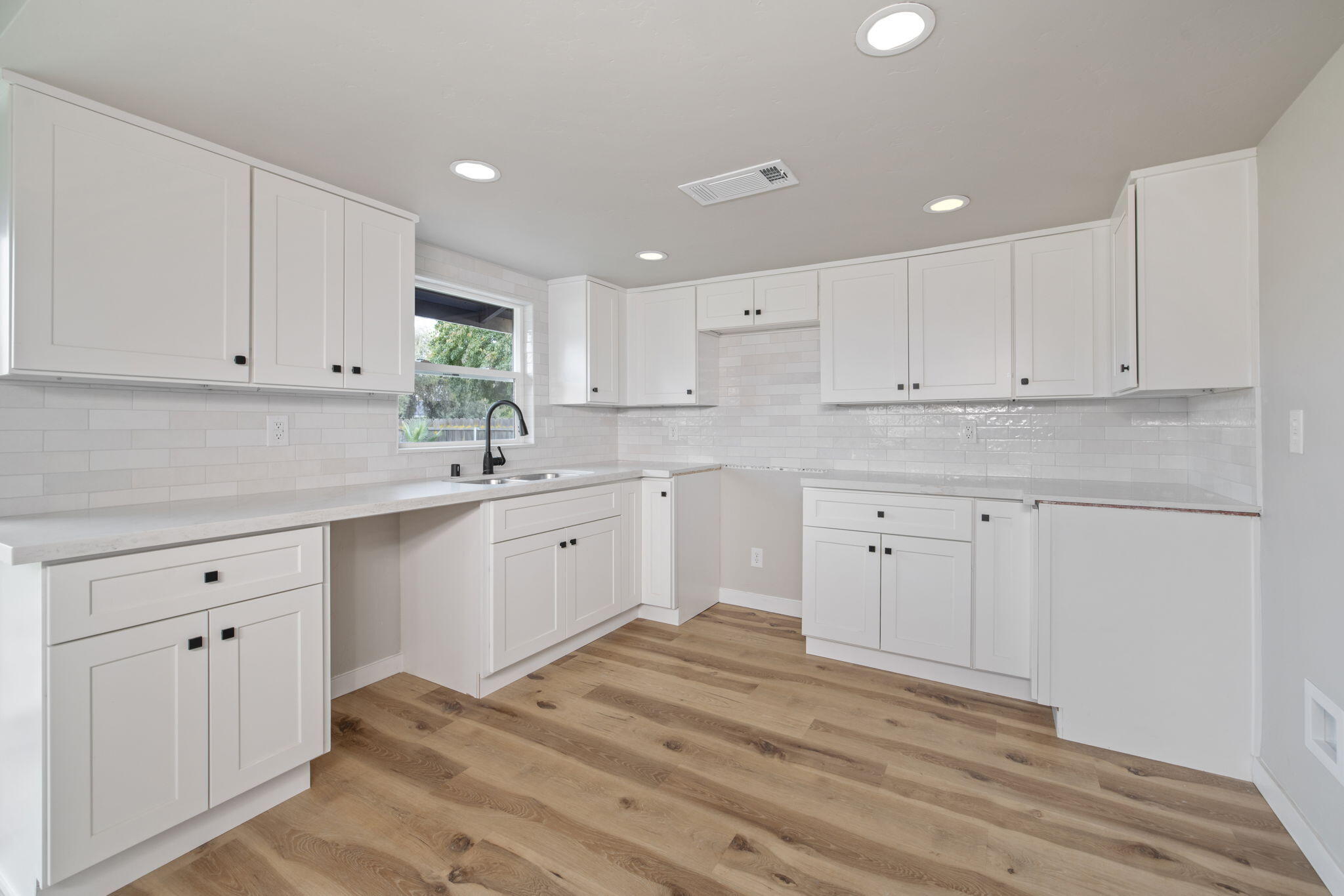 1175 W Maple St, Exeter, CA 93221