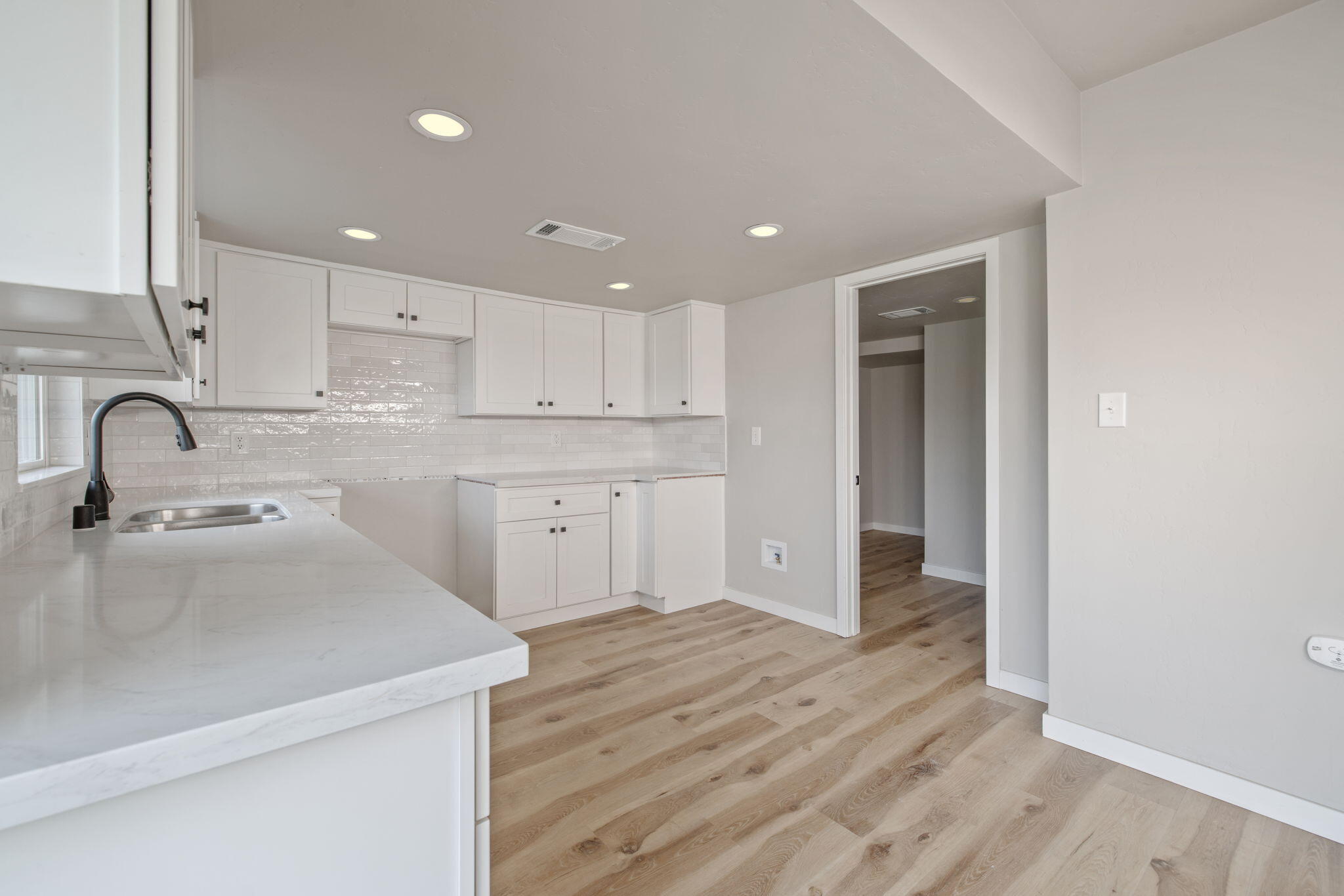 1175 W Maple St, Exeter, CA 93221