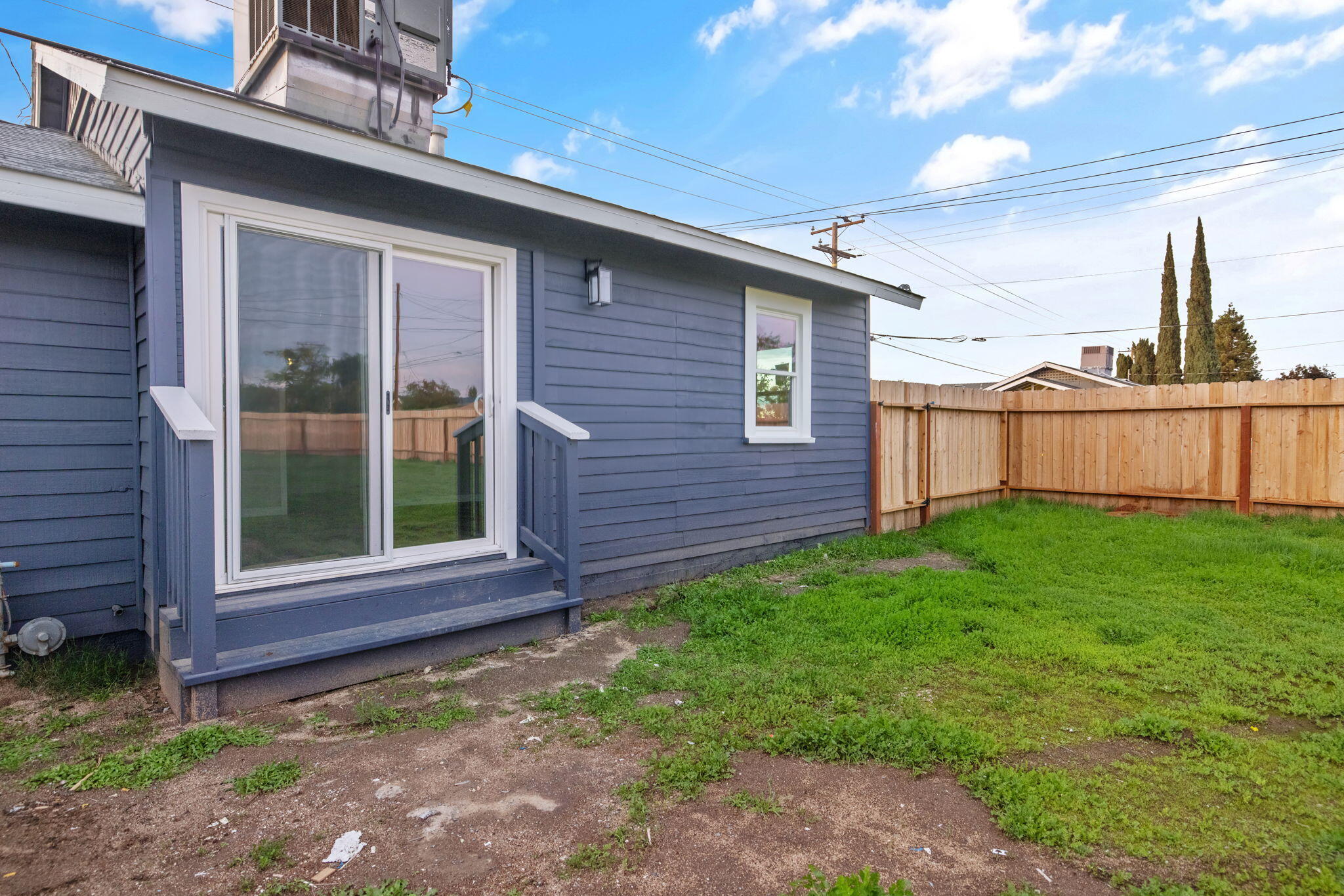 1175 W Maple St, Exeter, CA 93221