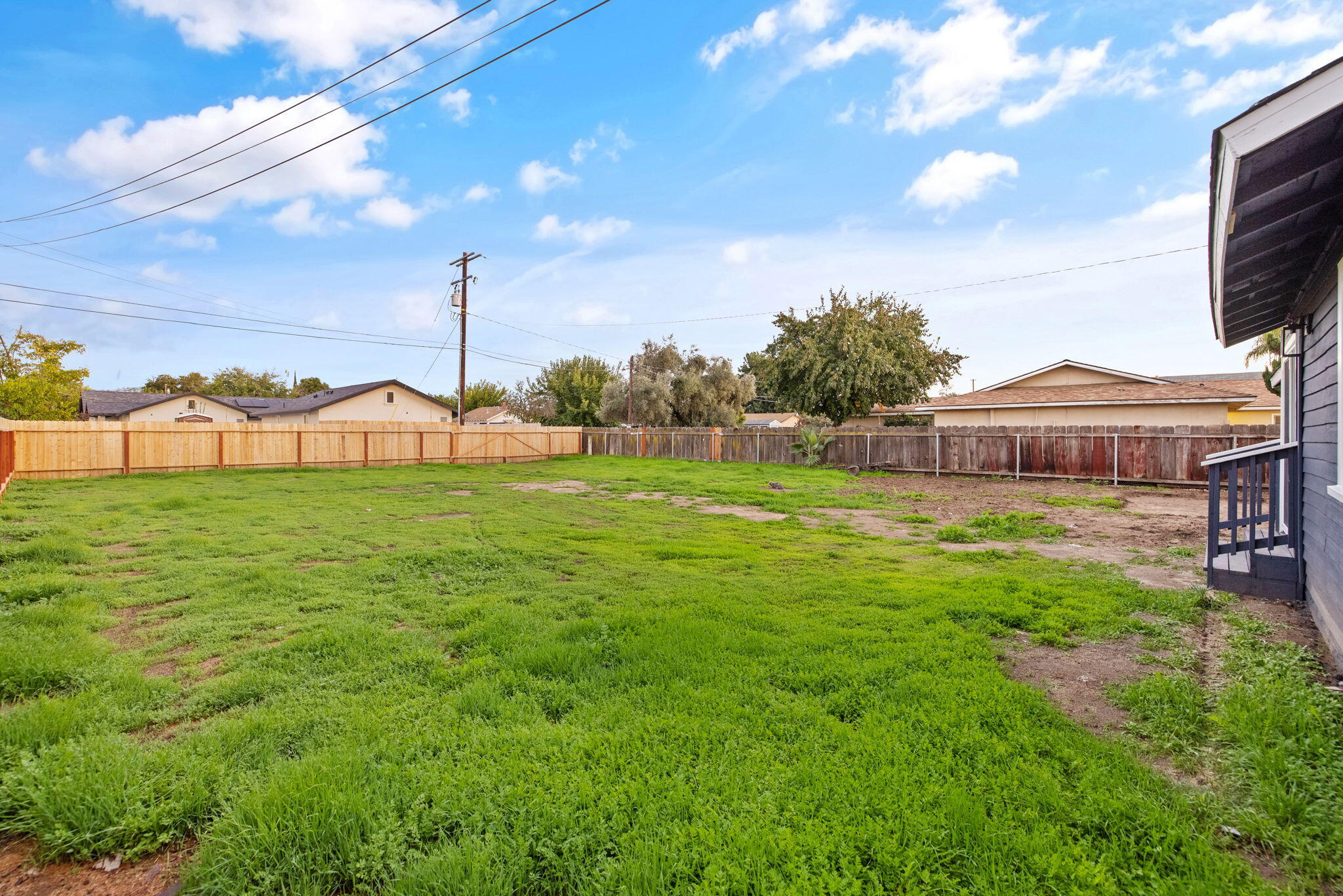 1175 W Maple St, Exeter, CA 93221