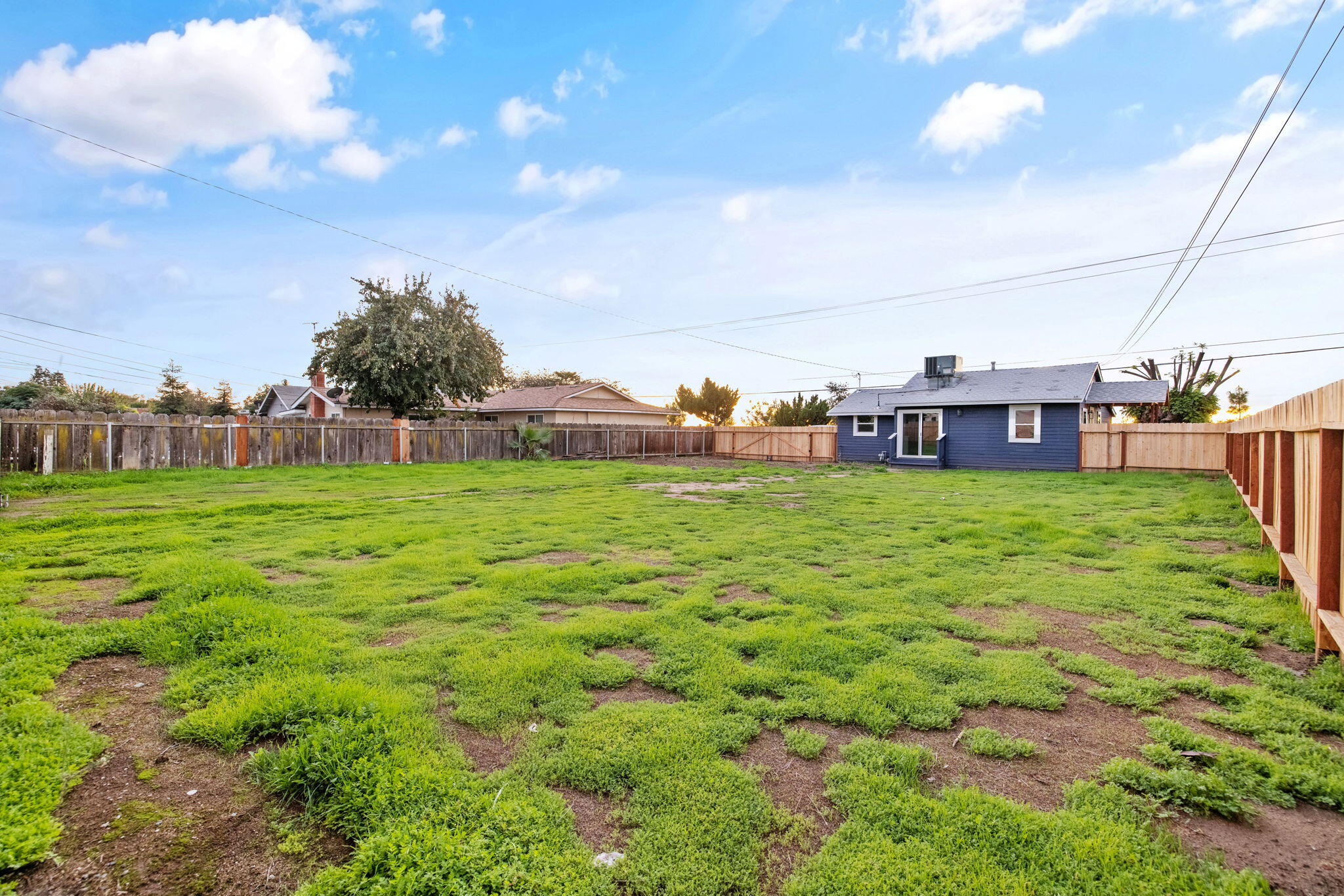 1175 W Maple St, Exeter, CA 93221