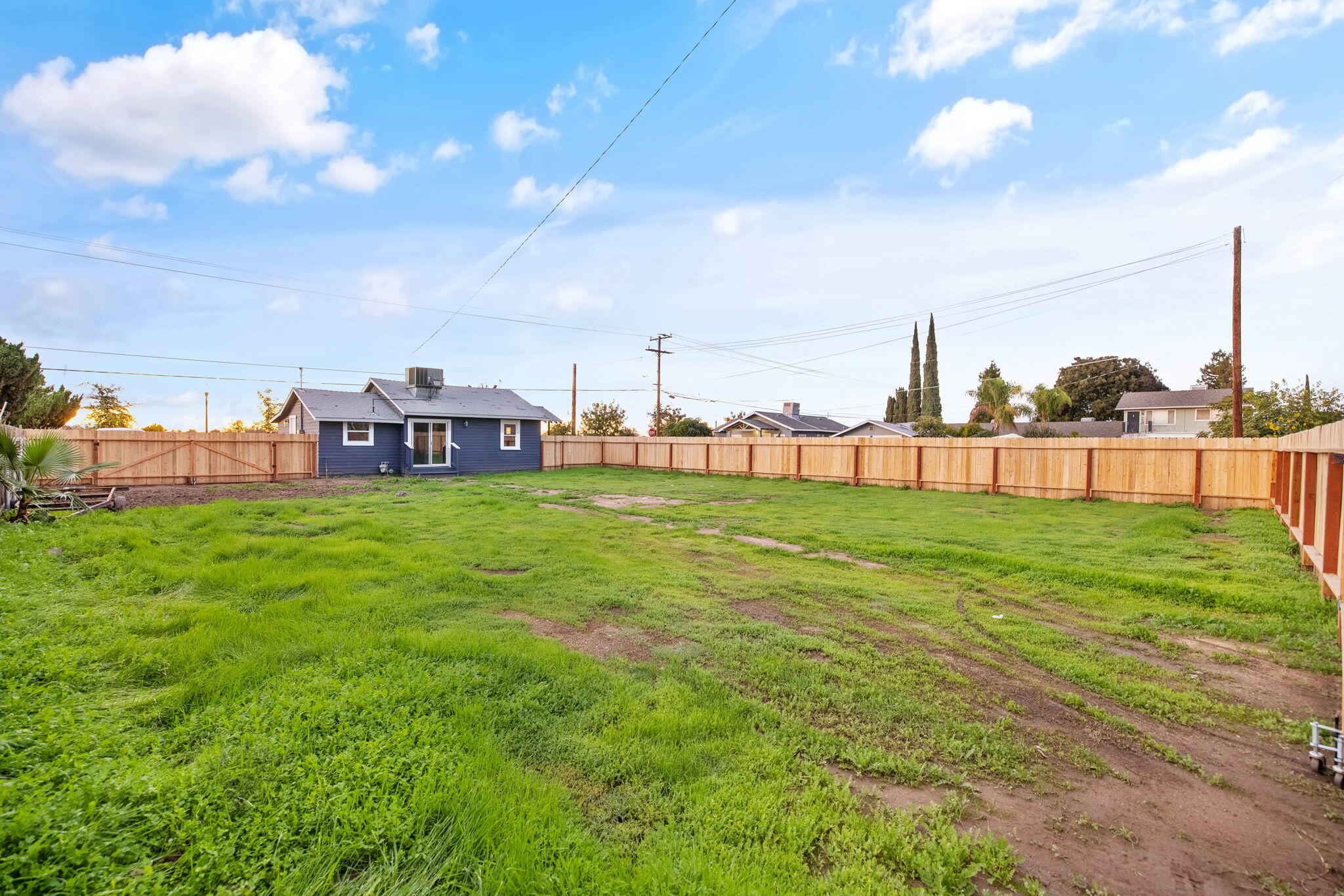 1175 W Maple St, Exeter, CA 93221