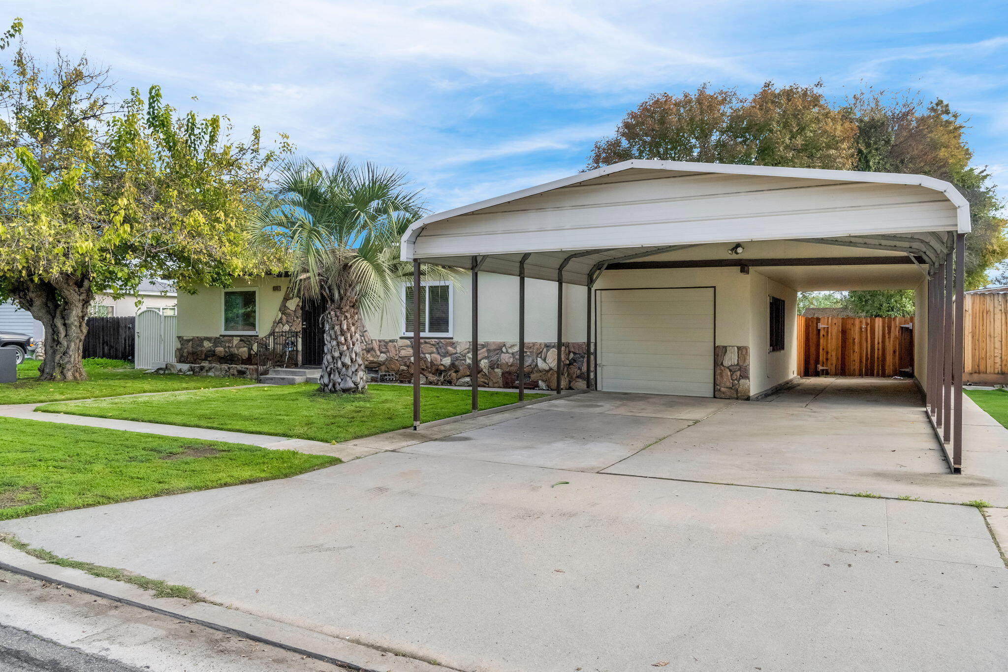 6048 N Del Mar Ave, Fresno, CA 93704