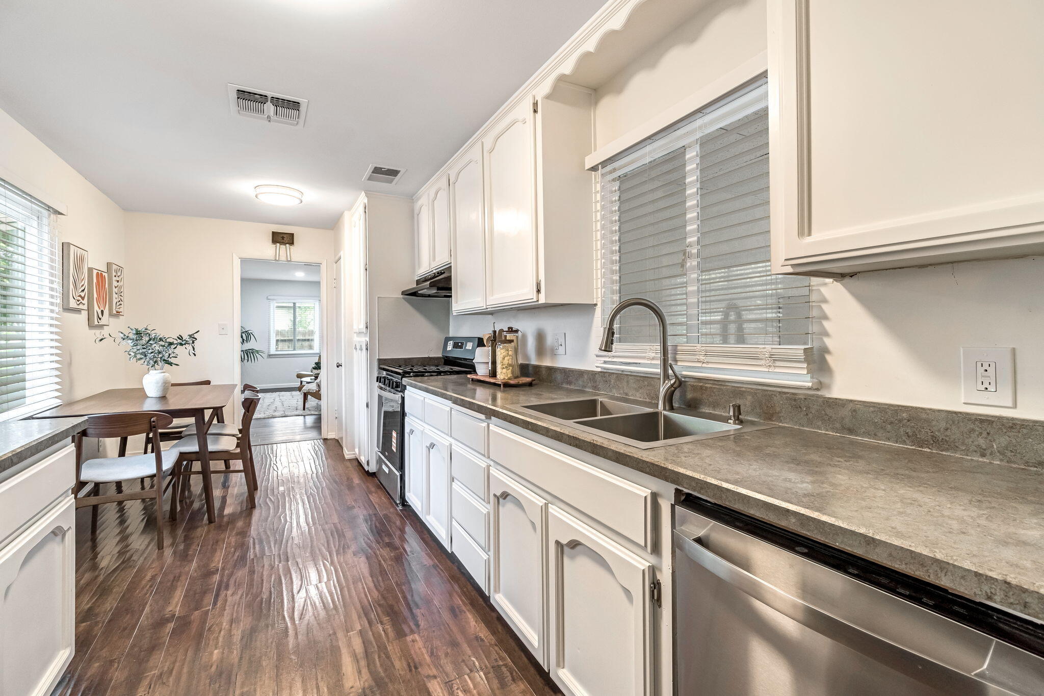 6048 N Del Mar Ave, Fresno, CA 93704