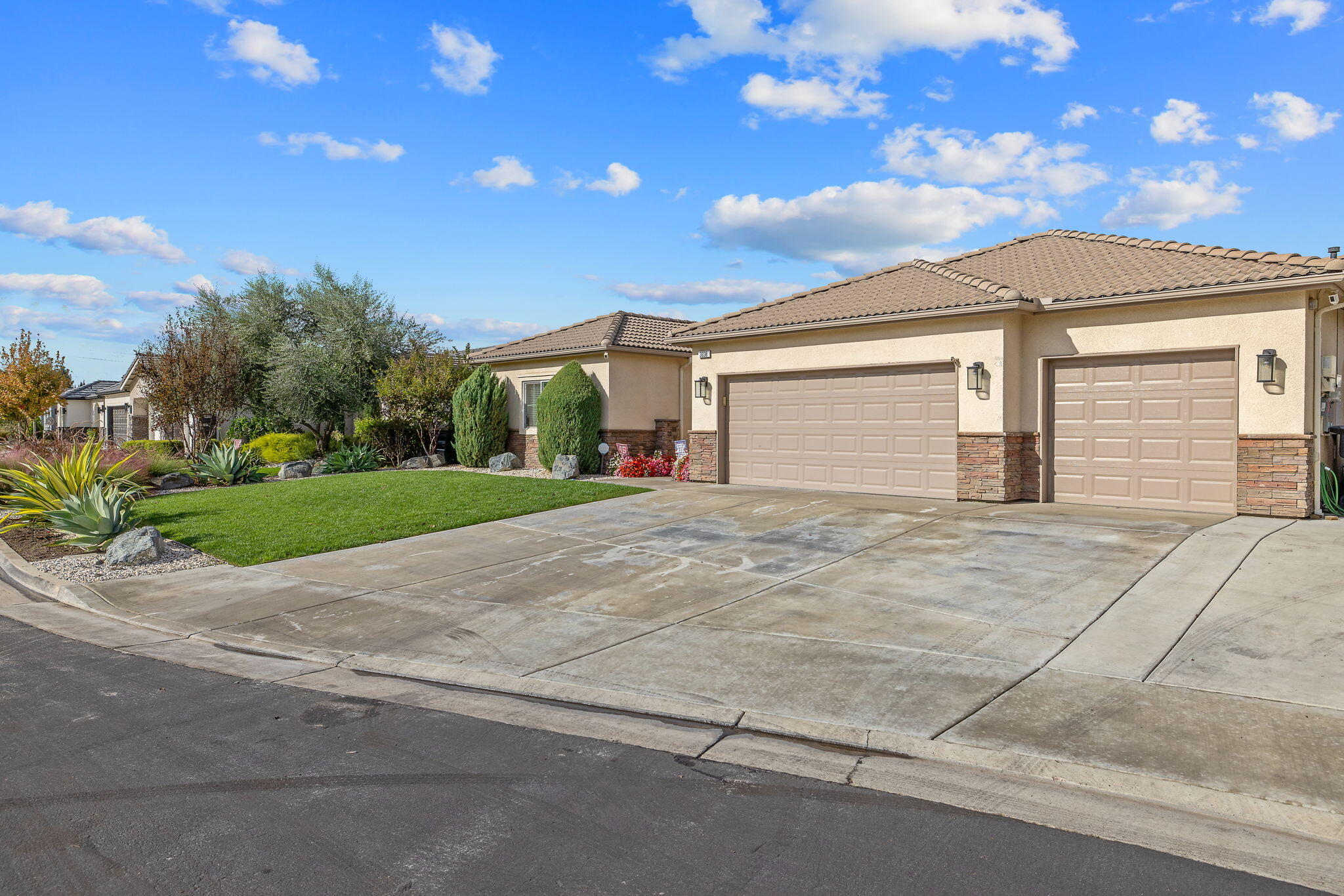 3038 E Beech Ct, Visalia, CA 93292