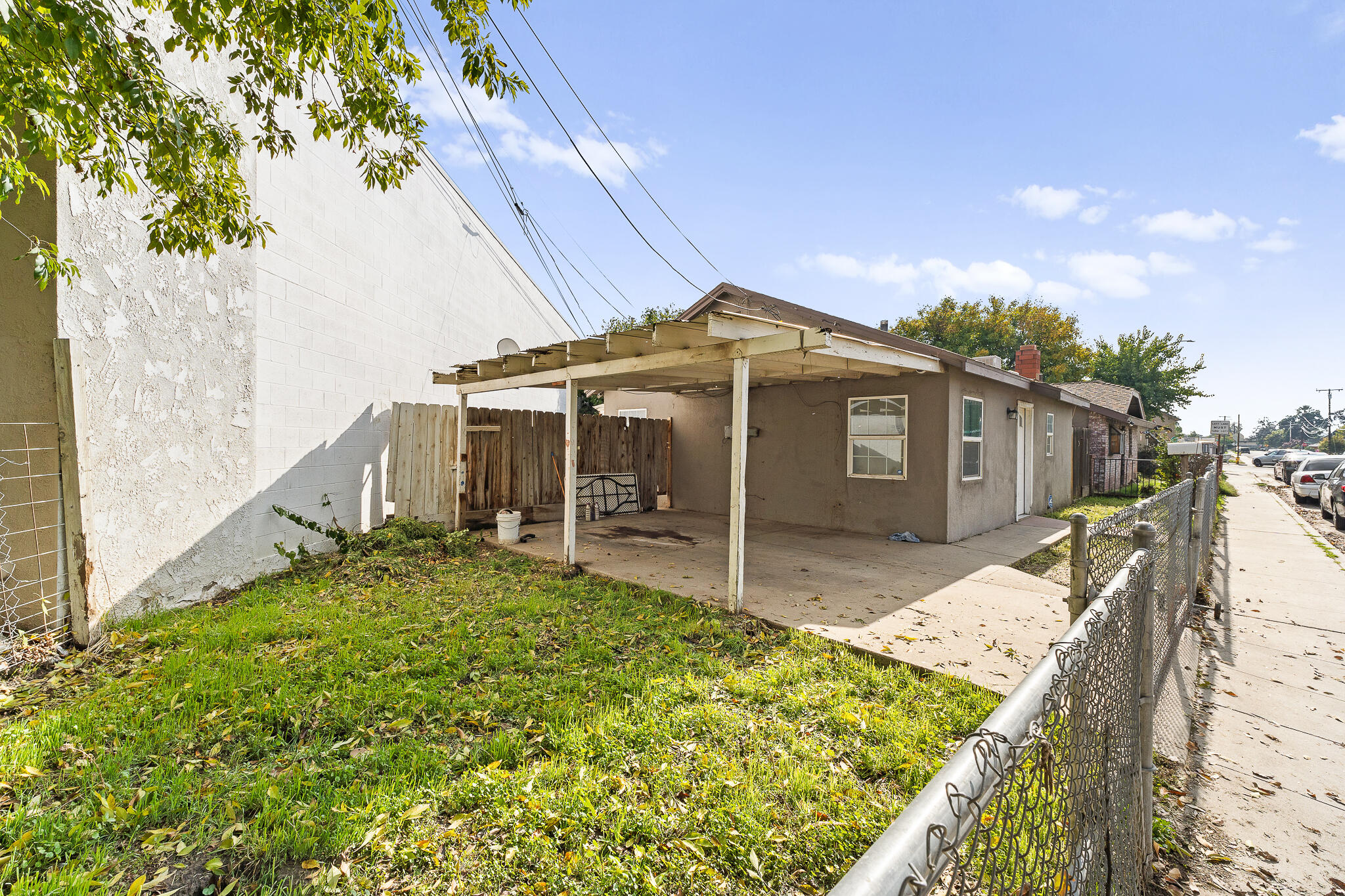 1106 N West St, Visalia, CA 93291