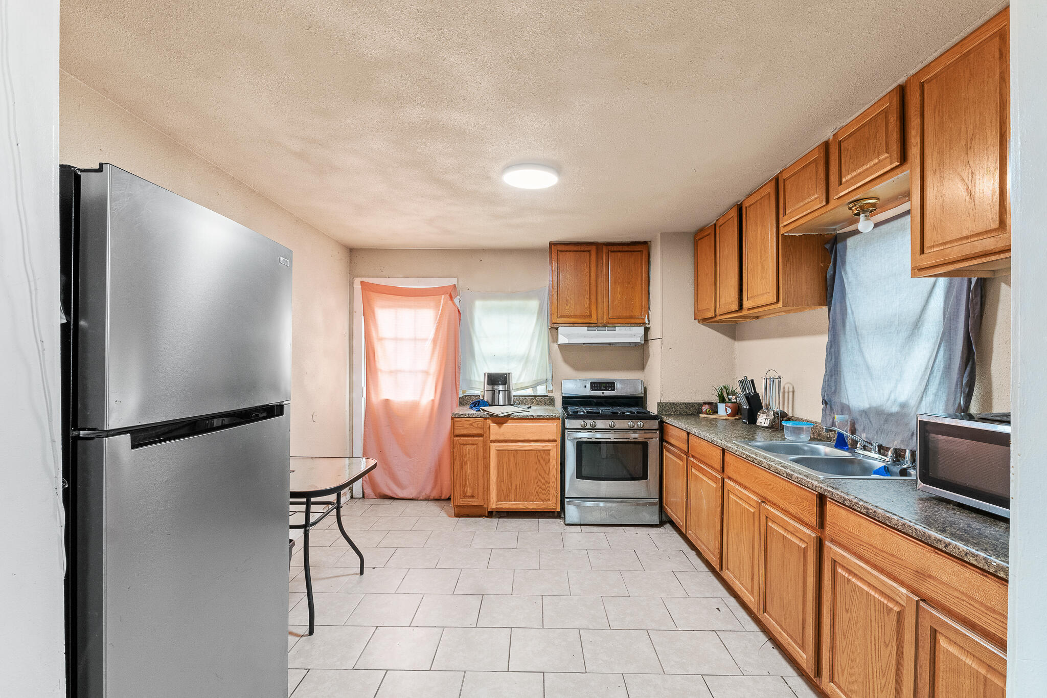 1106 N West St, Visalia, CA 93291