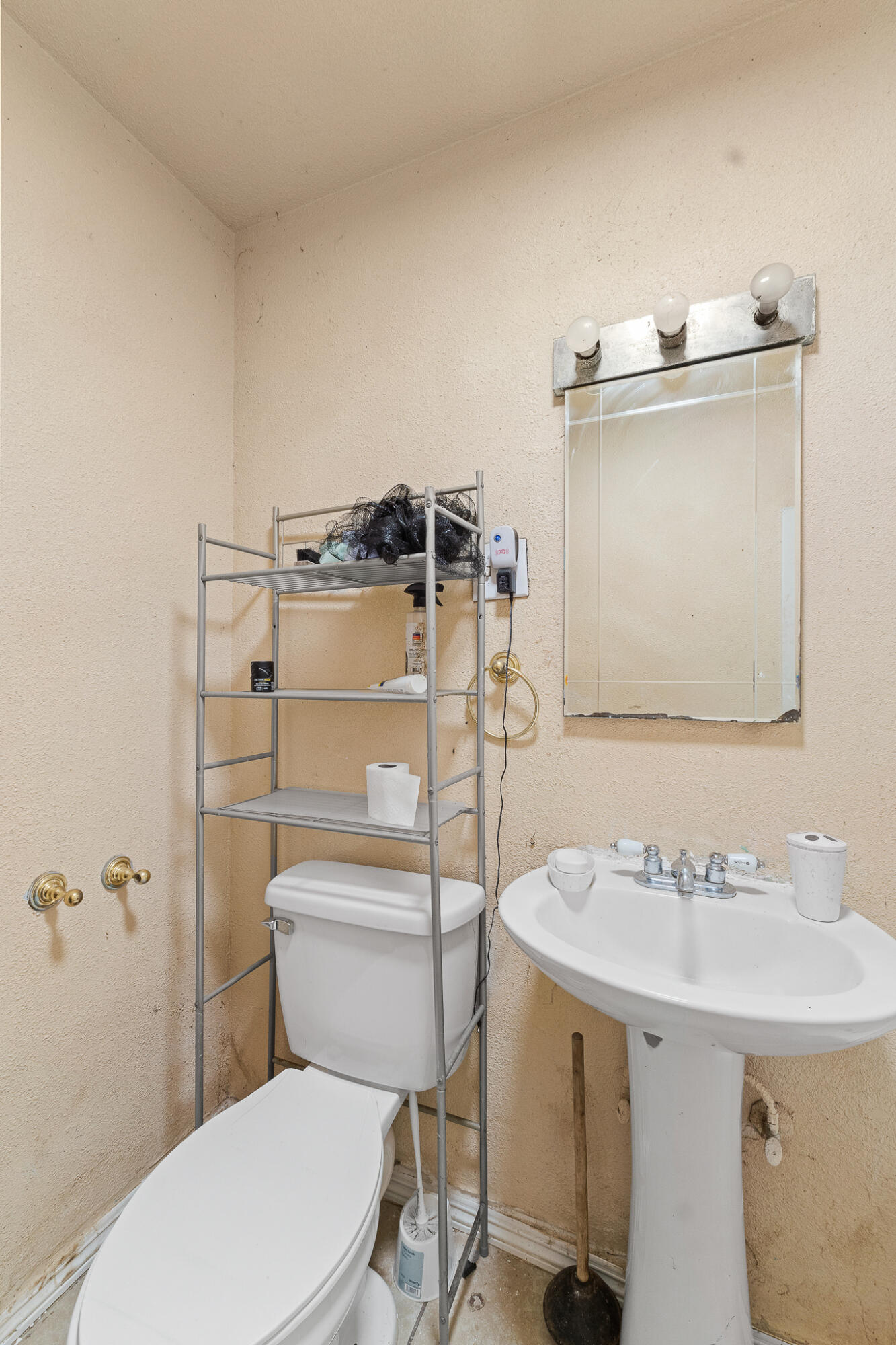 1106 N West St, Visalia, CA 93291