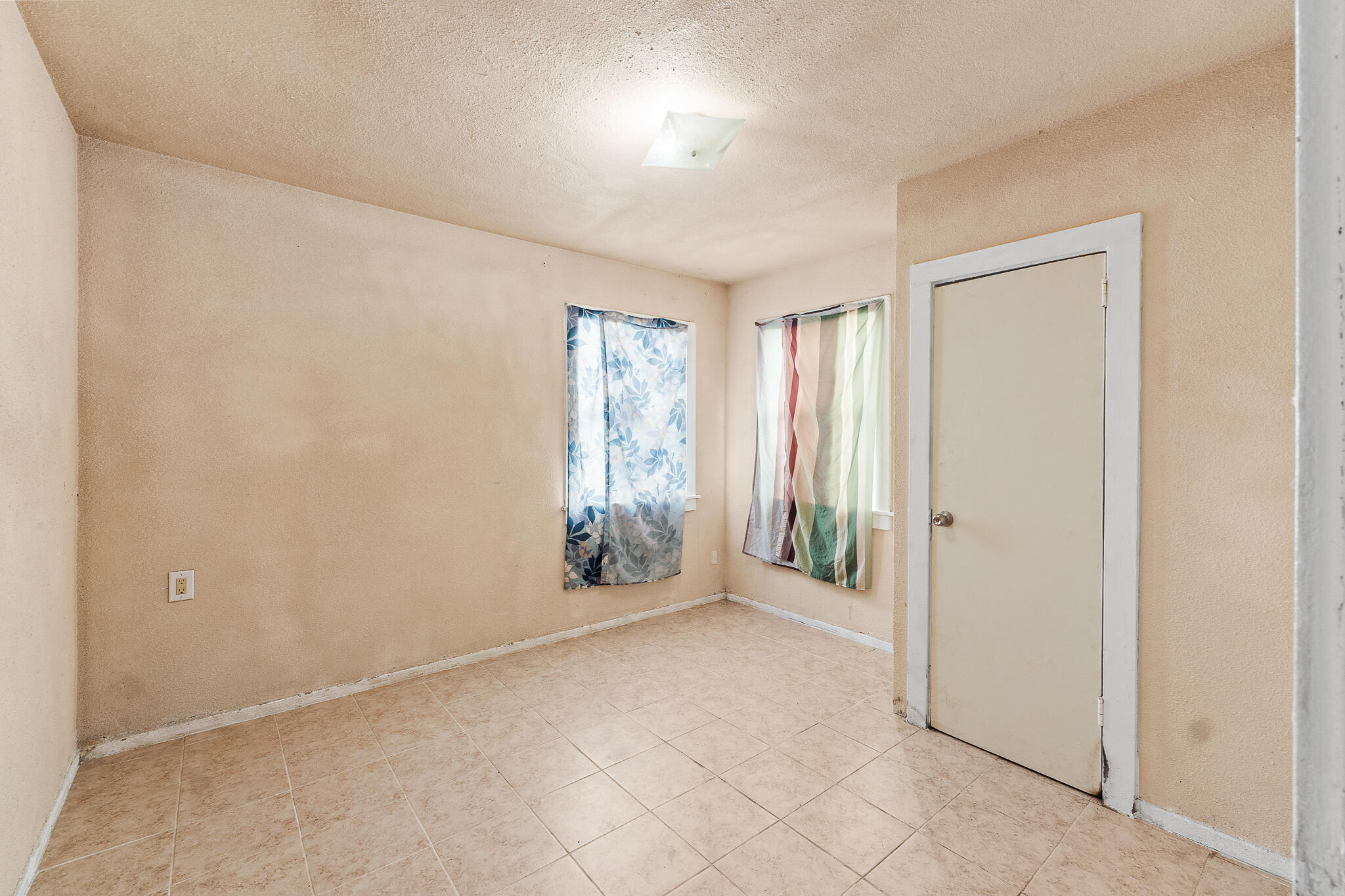 1106 N West St, Visalia, CA 93291