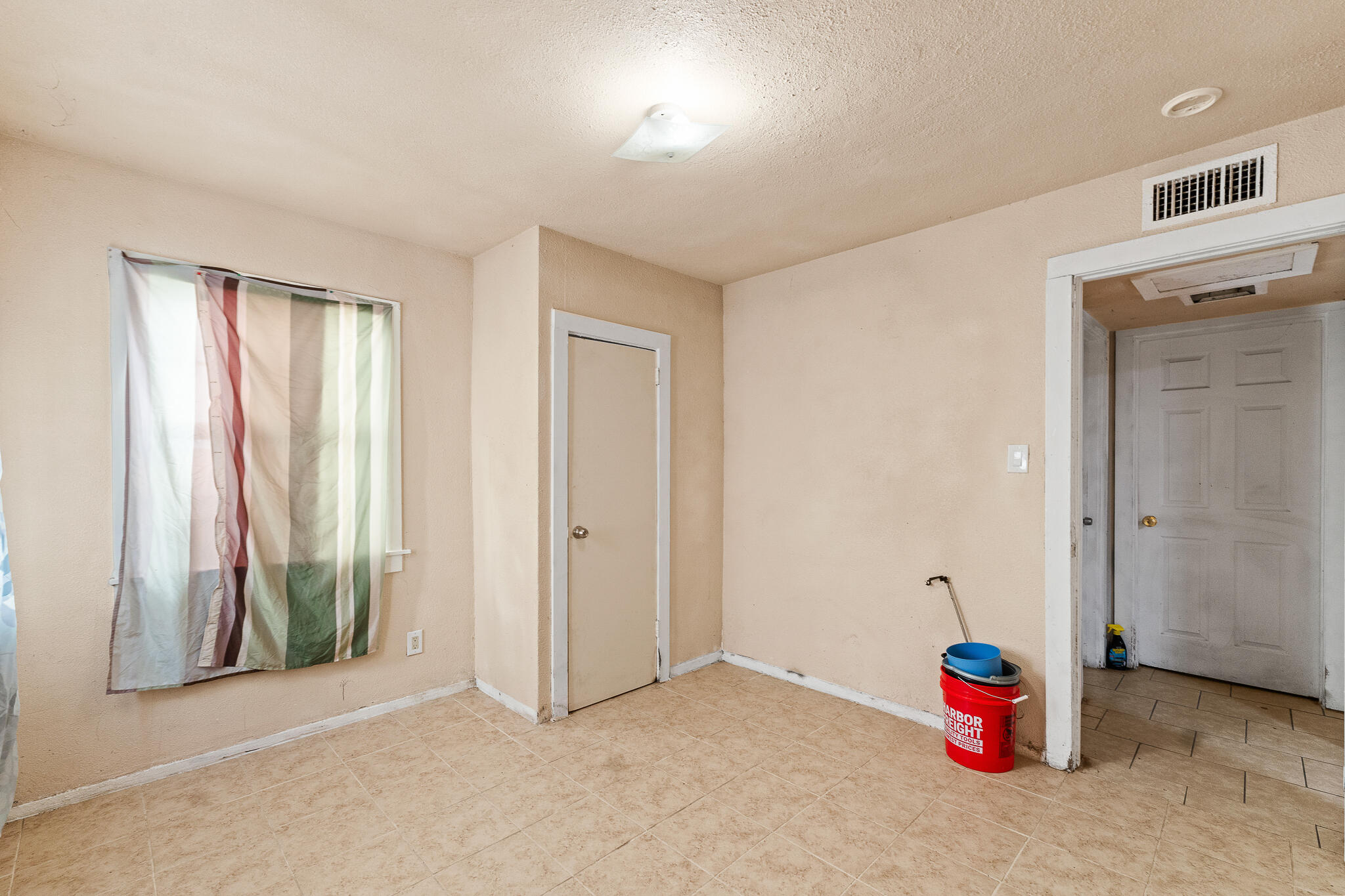 1106 N West St, Visalia, CA 93291