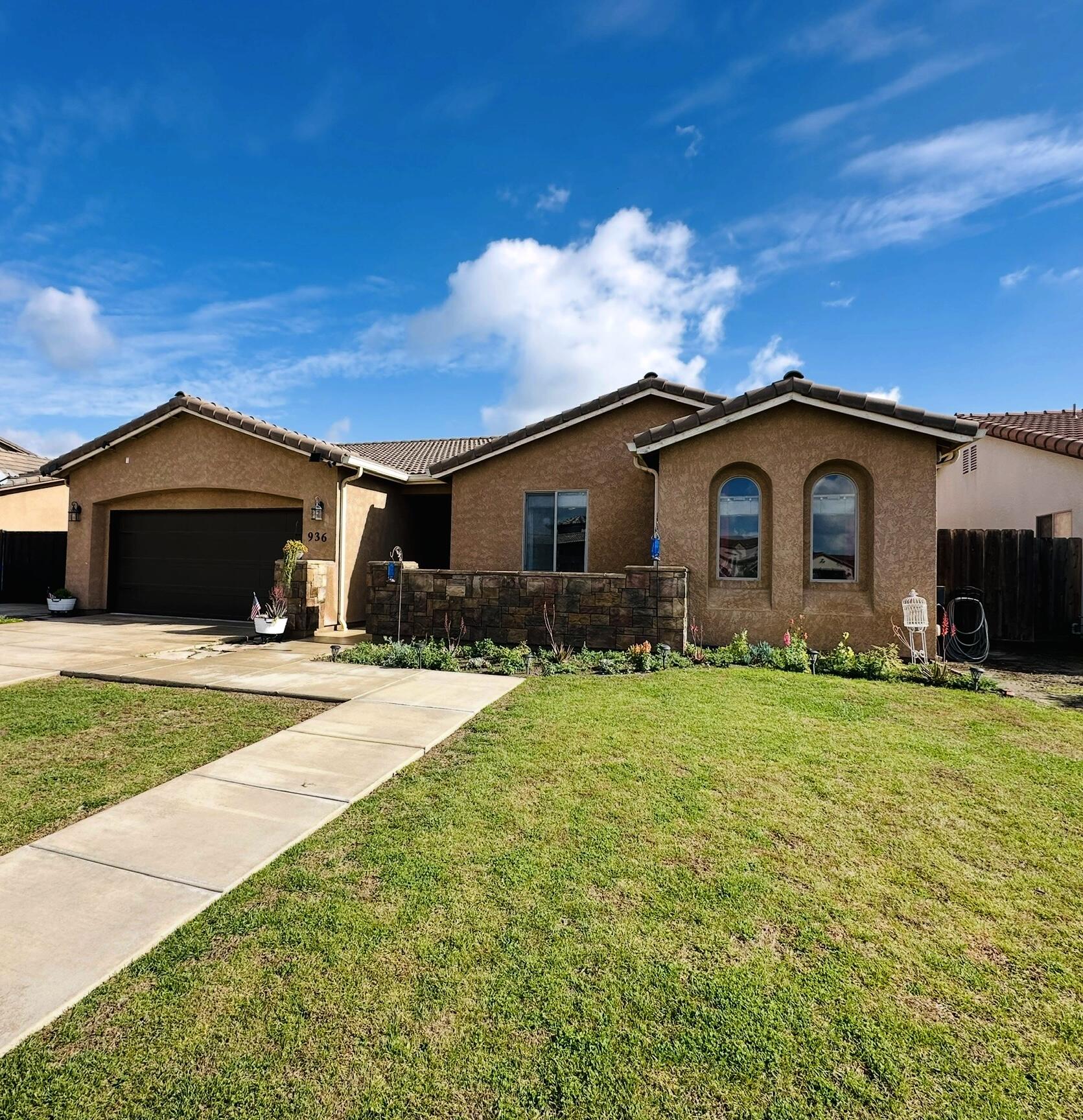 936 N Red Oak St, Porterville, CA 93257