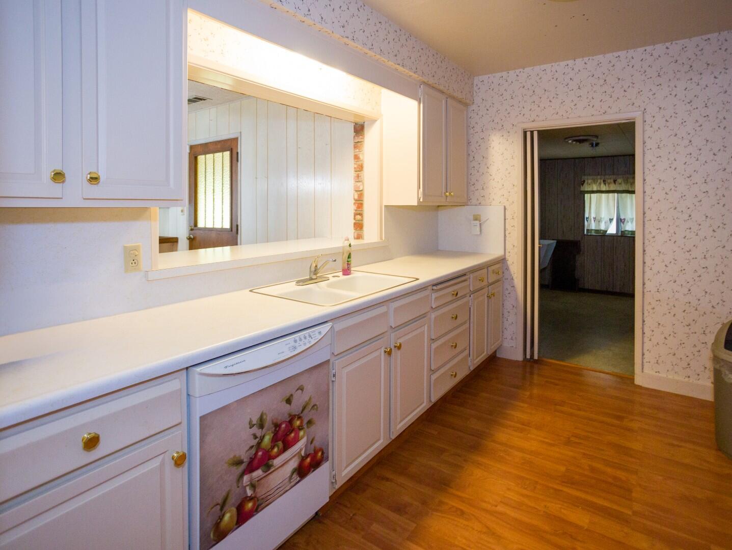 18200 Oklahoma Ave, Strathmore, CA 93267