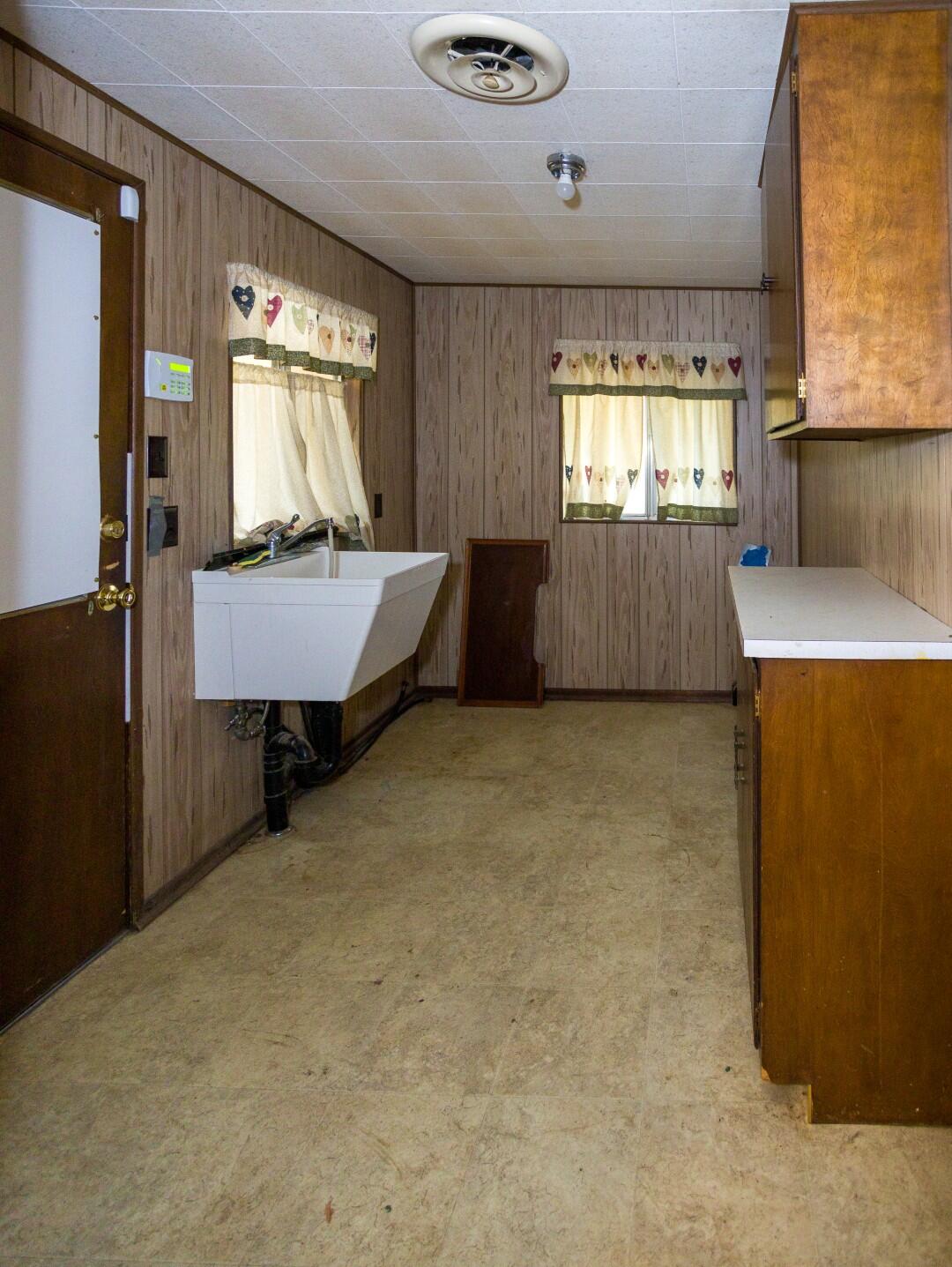 18200 Oklahoma Ave, Strathmore, CA 93267