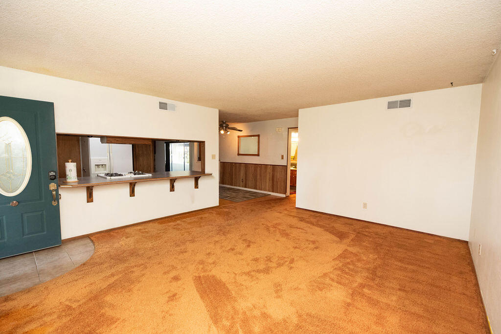 1534 W Canary Dr, Visalia, CA 93291