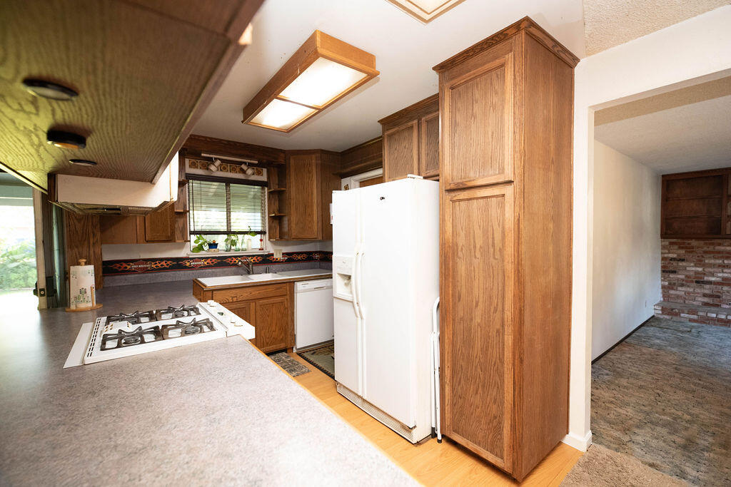 1534 W Canary Dr, Visalia, CA 93291