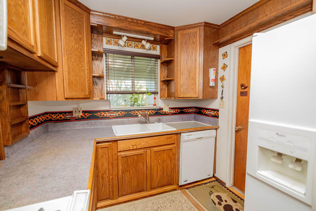 1534 W Canary Dr, Visalia, CA 93291