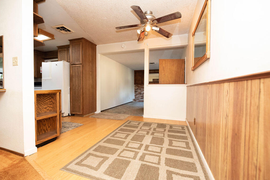 1534 W Canary Dr, Visalia, CA 93291