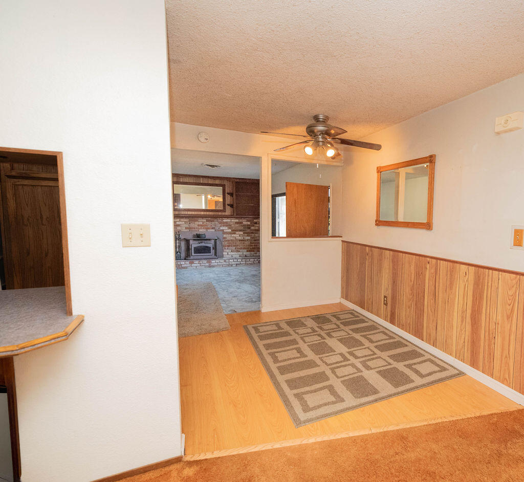 1534 W Canary Dr, Visalia, CA 93291