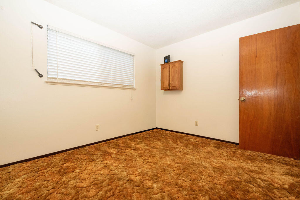 1534 W Canary Dr, Visalia, CA 93291