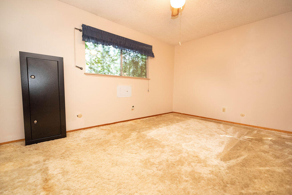 1534 W Canary Dr, Visalia, CA 93291