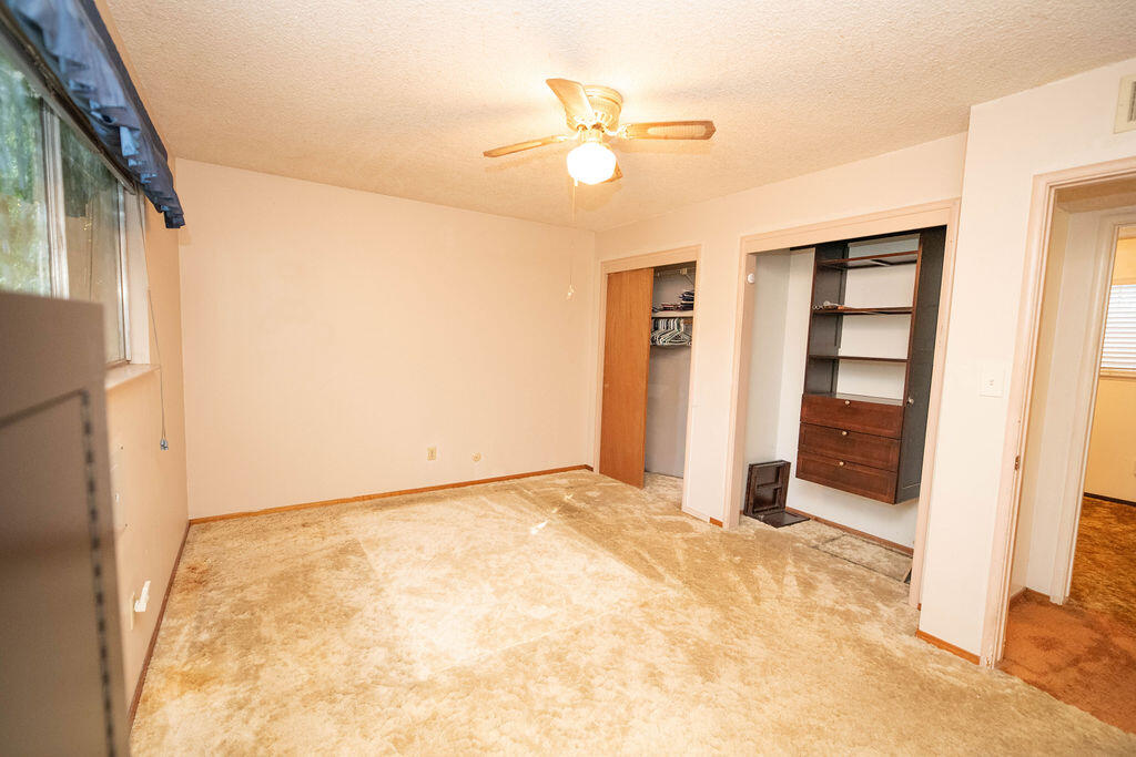 1534 W Canary Dr, Visalia, CA 93291