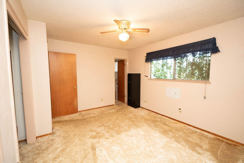 1534 W Canary Dr, Visalia, CA 93291