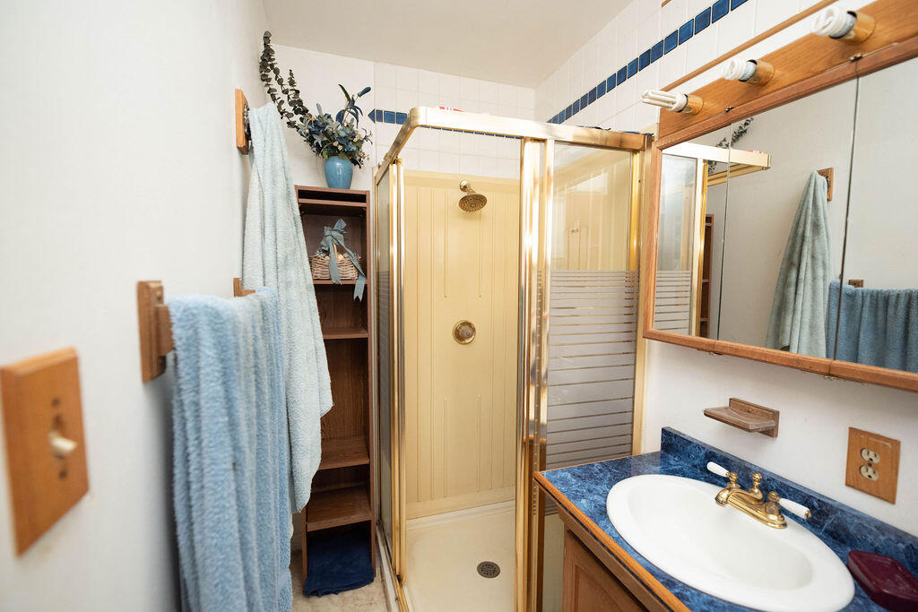 1534 W Canary Dr, Visalia, CA 93291