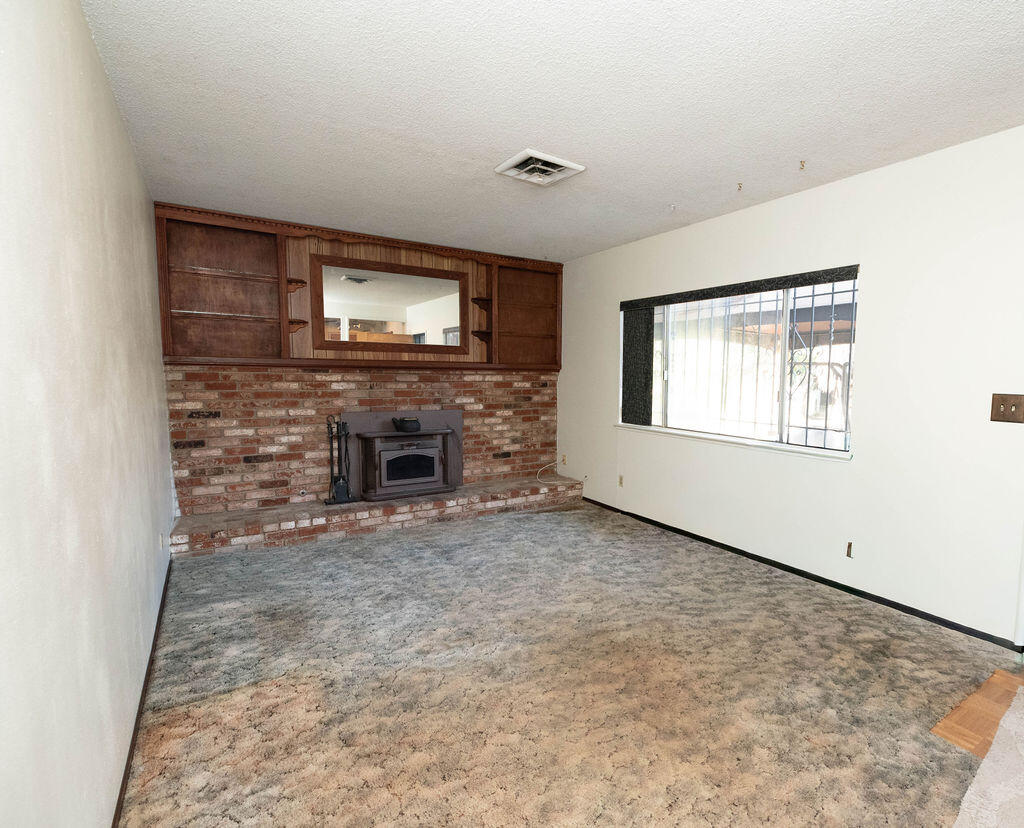 1534 W Canary Dr, Visalia, CA 93291