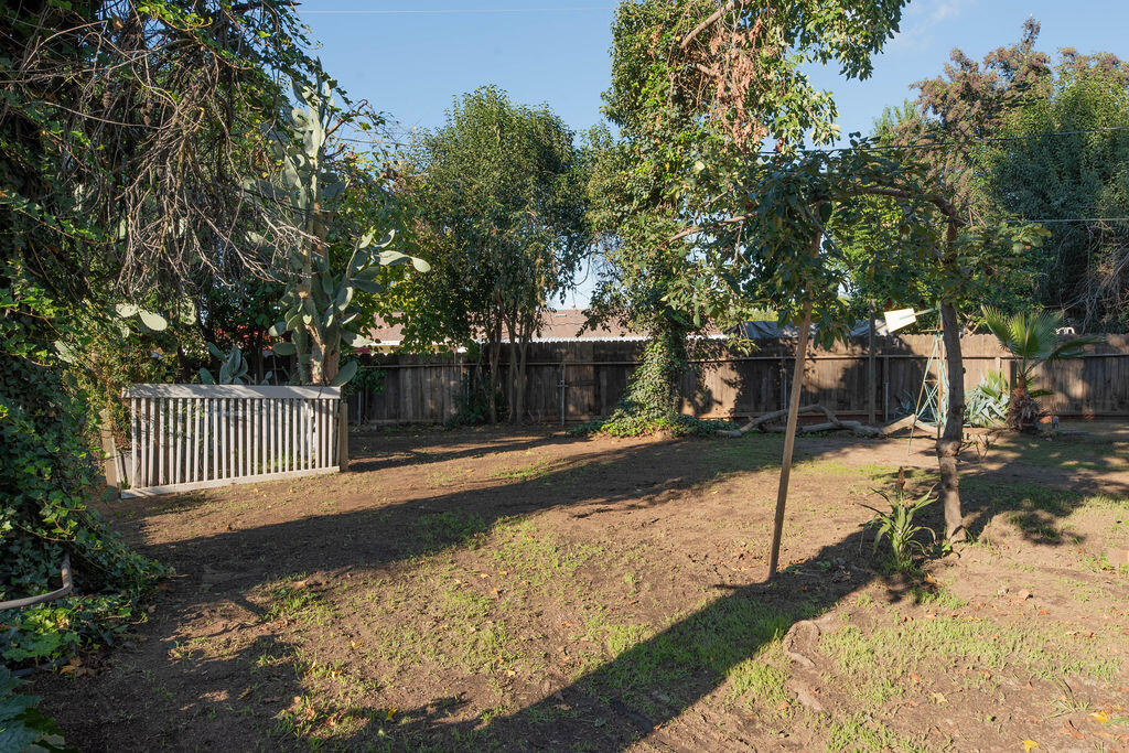 1534 W Canary Dr, Visalia, CA 93291