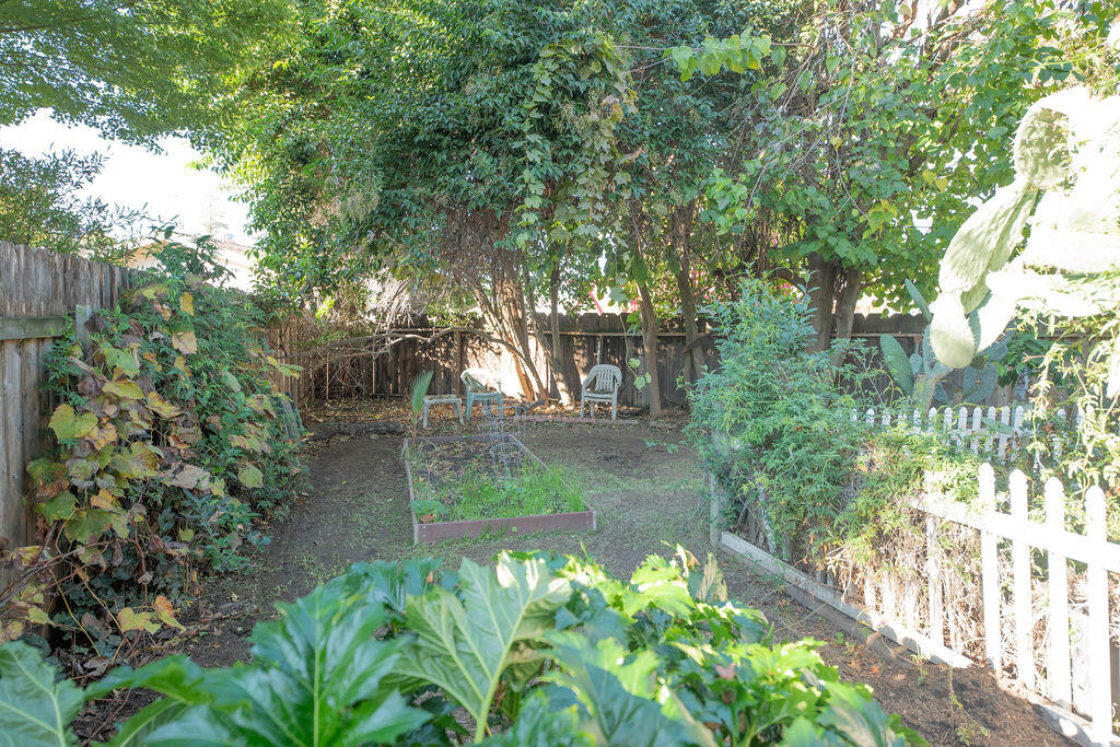 1534 W Canary Dr, Visalia, CA 93291