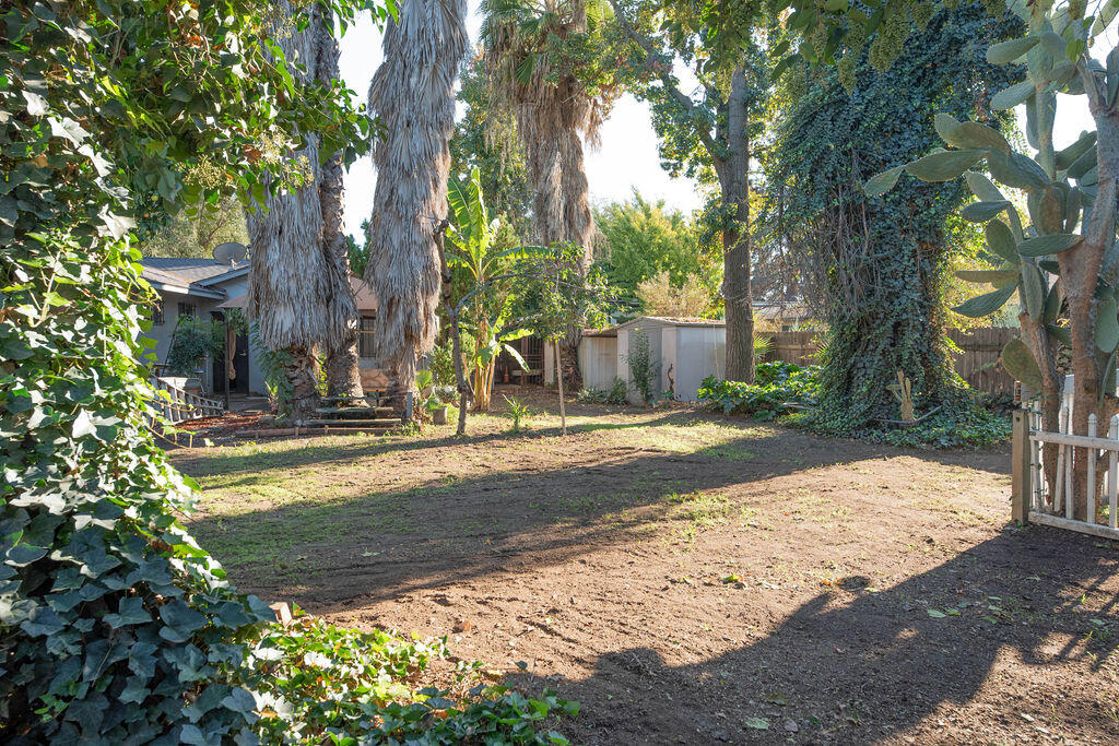 1534 W Canary Dr, Visalia, CA 93291