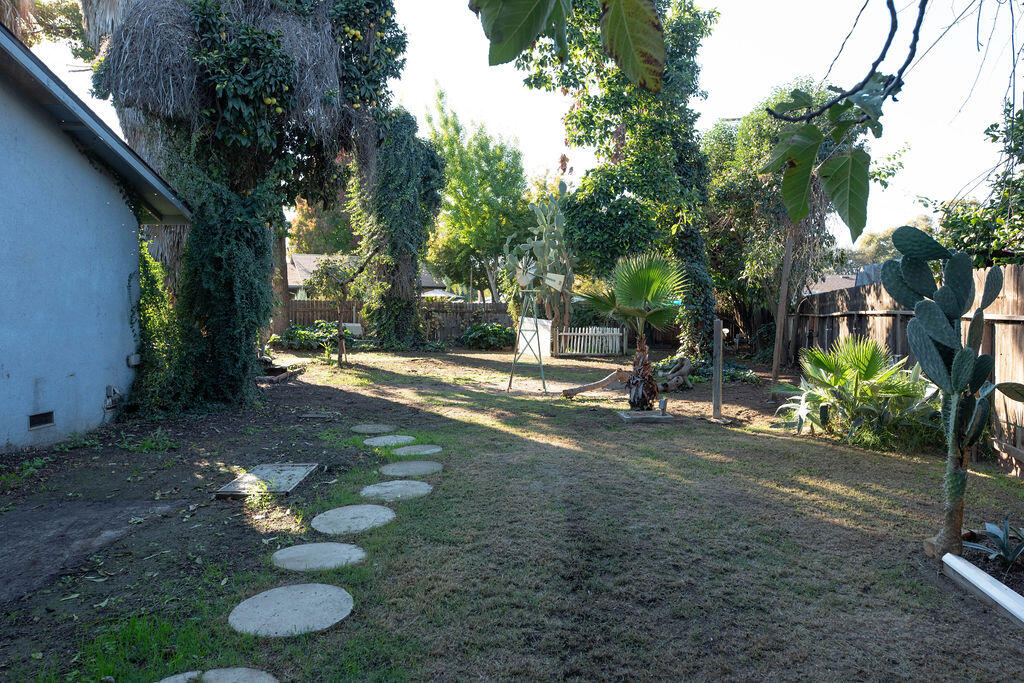 1534 W Canary Dr, Visalia, CA 93291