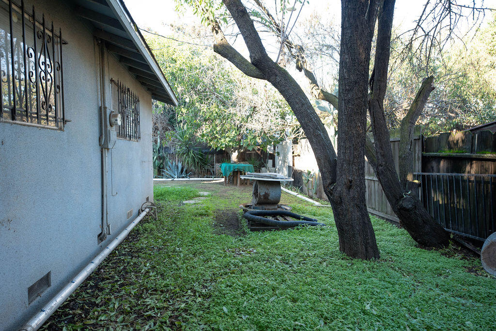 1534 W Canary Dr, Visalia, CA 93291