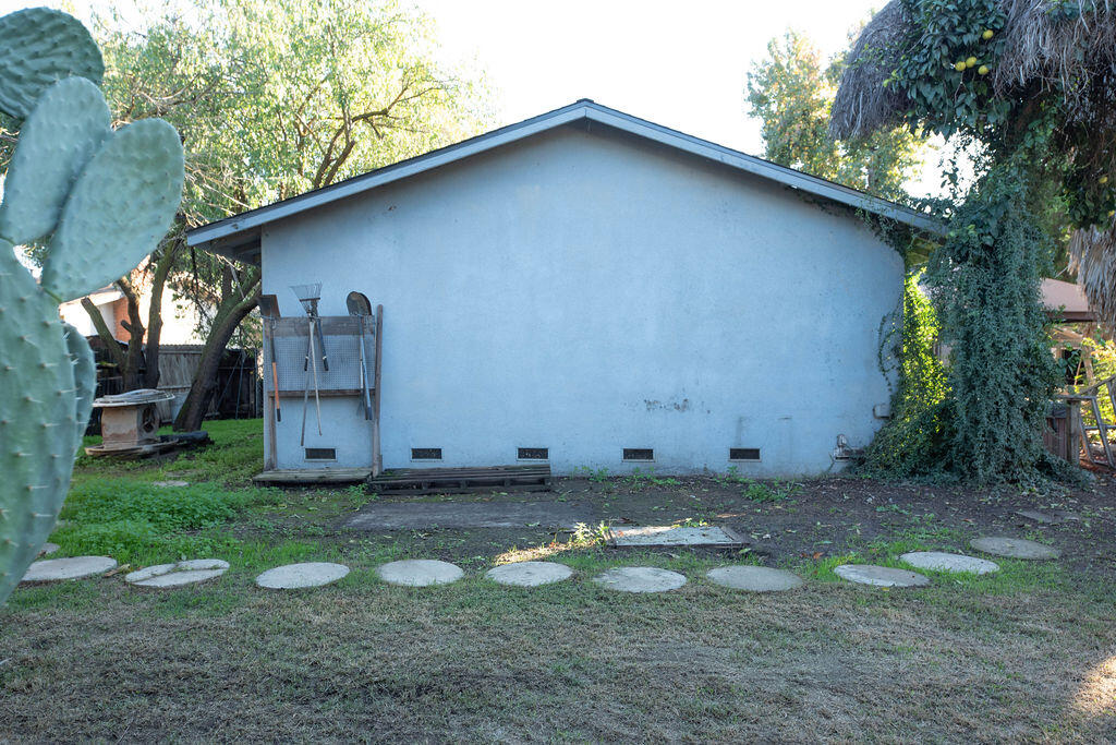 1534 W Canary Dr, Visalia, CA 93291