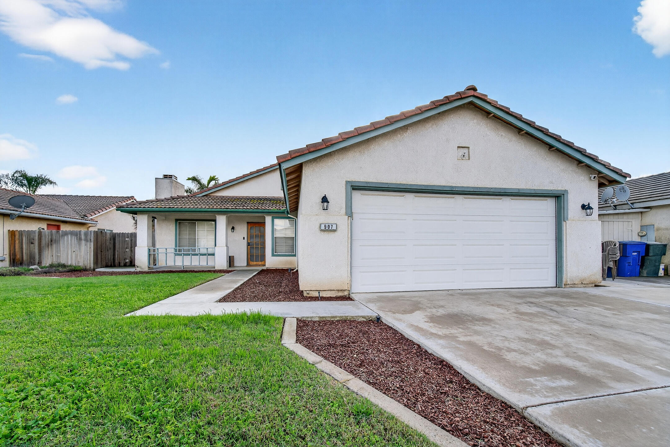 907 E Palm Dr, Hanford, CA 93230