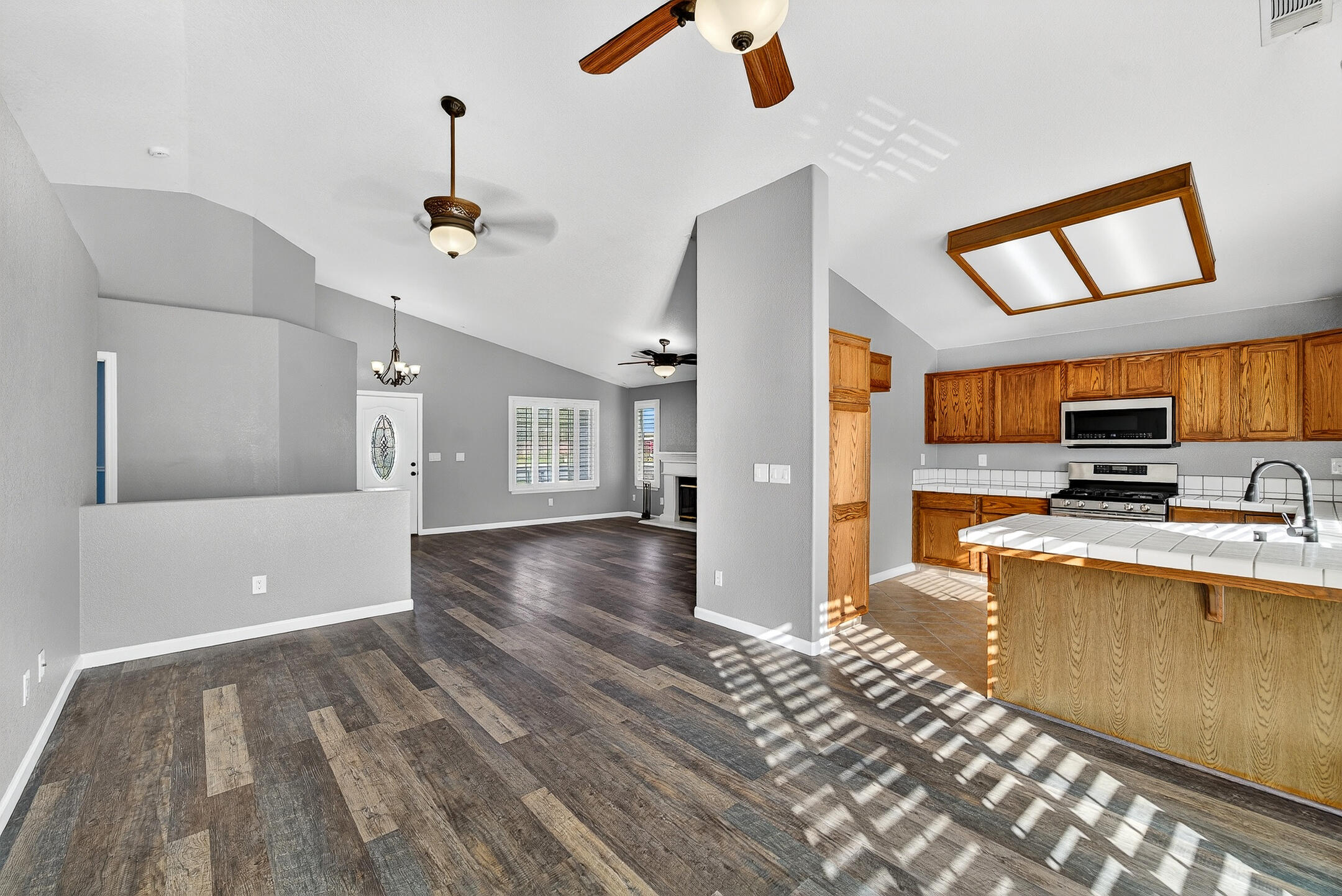 907 E Palm Dr, Hanford, CA 93230