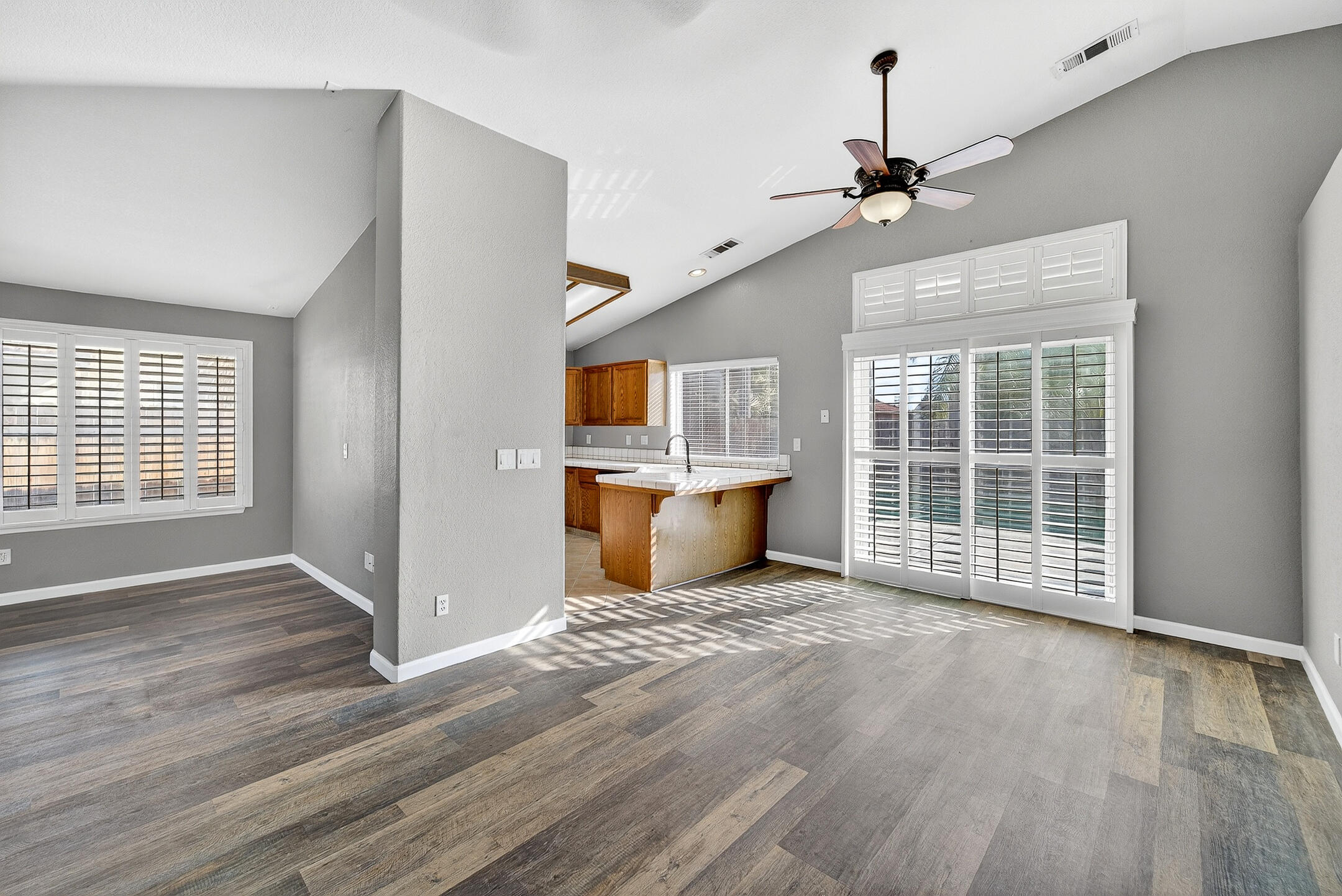 907 E Palm Dr, Hanford, CA 93230